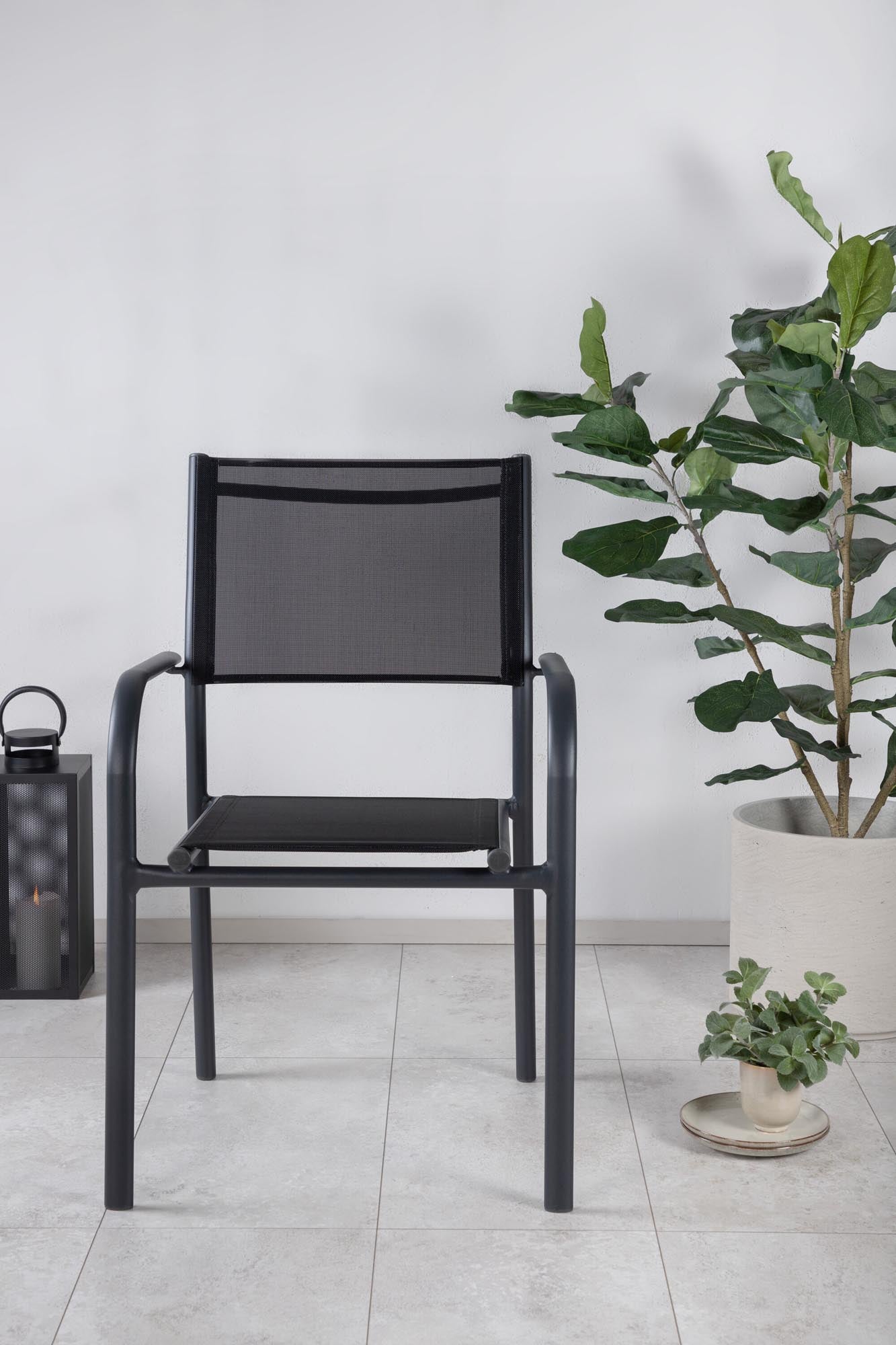 Santorini Gartenstuhl in Schwarz präsentiert im Onlineshop von KAQTU Design AG. Gartenstuhl mit Armlehnen ist von Venture Home