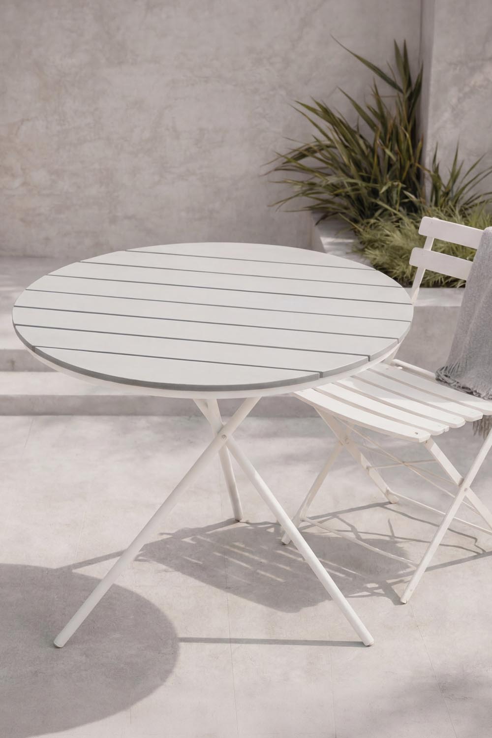 Parma Gartentisch in Grau präsentiert im Onlineshop von KAQTU Design AG. Beistelltisch Outdoor ist von Venture Home