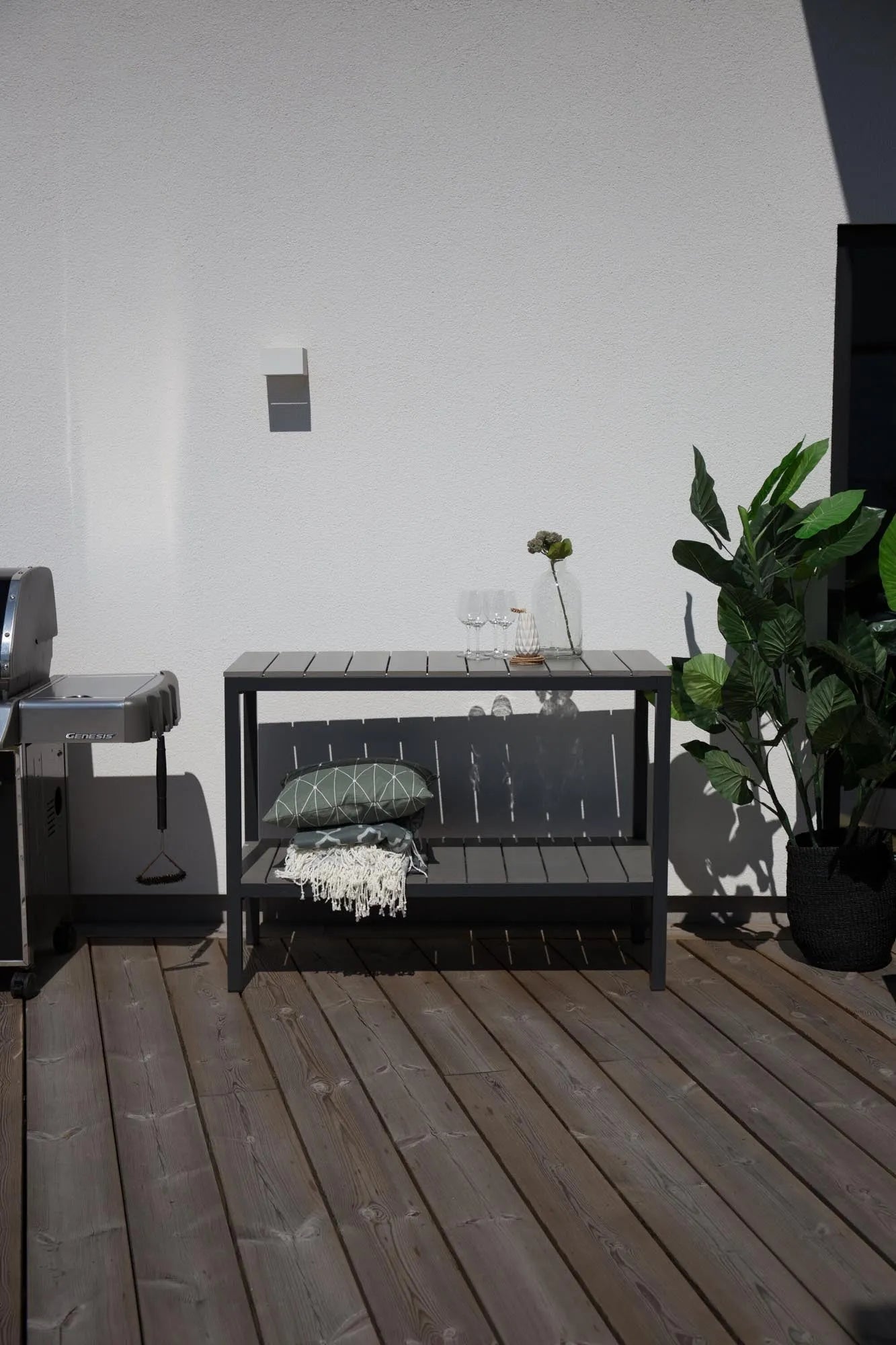 Stilvolles, wetterfestes Regal aus Aluminium für Ihre Outdoor-Oase. Perfekt als Ablage für Getränke und Deko.