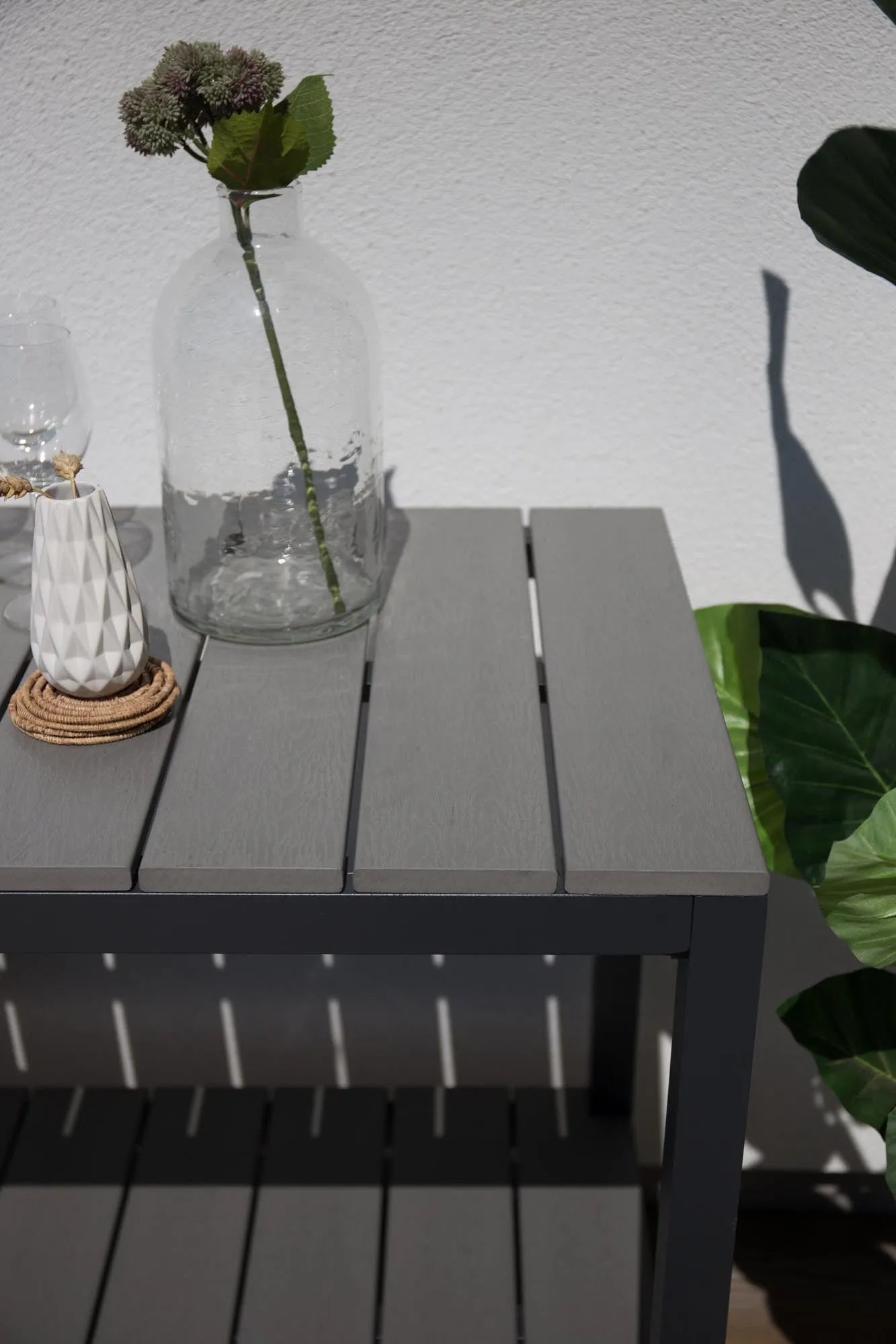 Stilvolles, wetterfestes Regal aus Aluminium für Ihre Outdoor-Oase. Perfekt als Ablage für Getränke und Deko.
