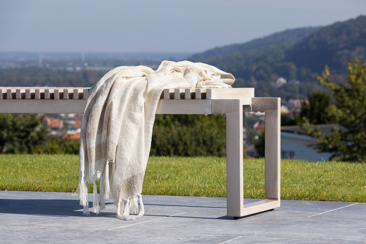 Gartenbank Athena von Venture Home mit schwarzem Aluminiumgestell und gerippter Sitzfläche aus braunem Aintwood, Outdoor-Design.