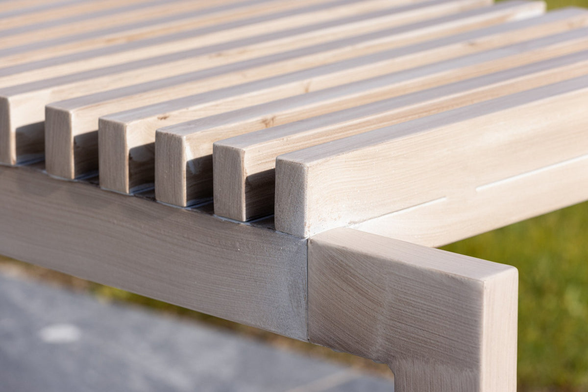 Gartenbank Athena von Venture Home mit schwarzem Aluminiumgestell und gerippter Sitzfläche aus braunem Aintwood, Outdoor-Design.