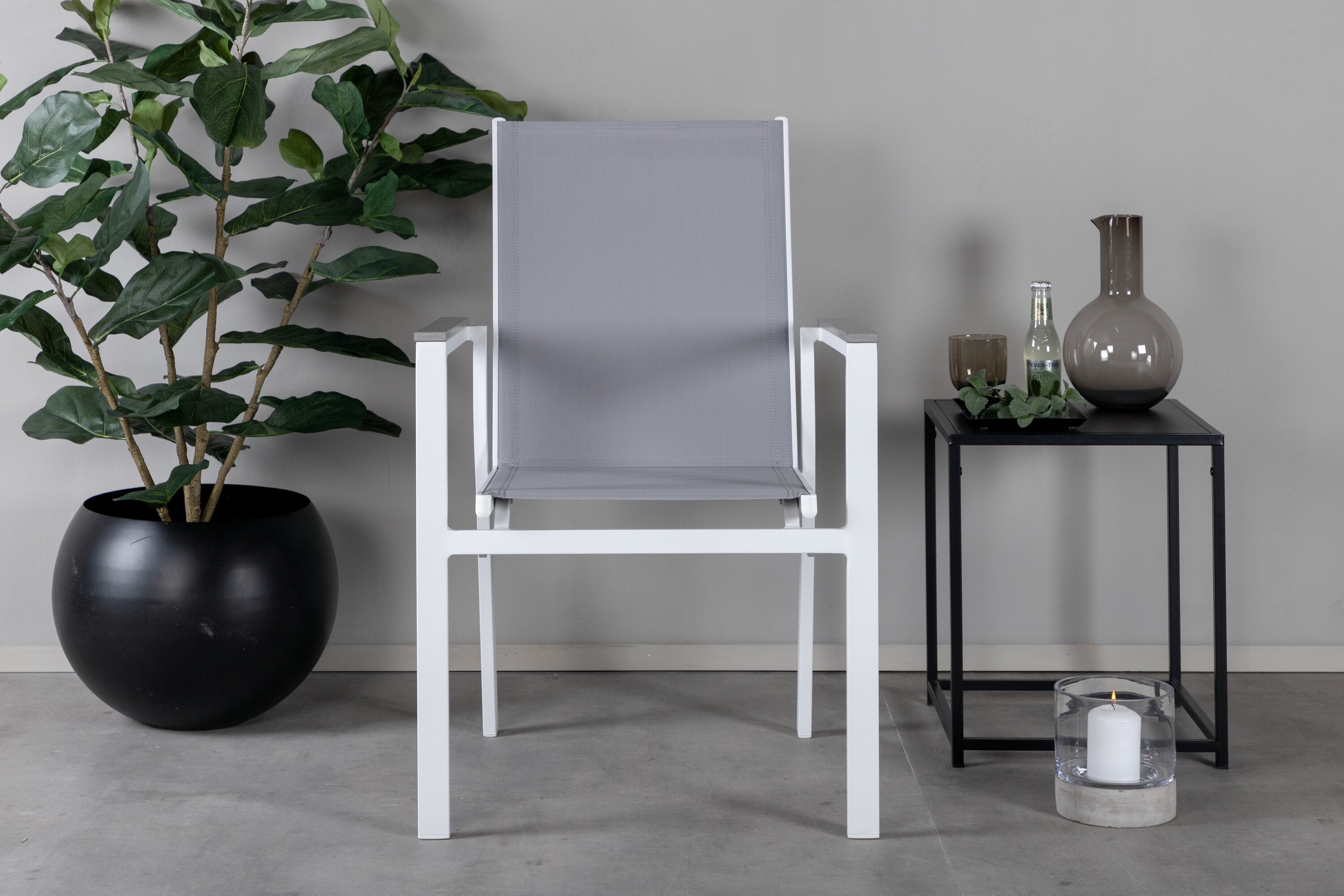 Parma Gartenstuhl in Weiss präsentiert im Onlineshop von KAQTU Design AG. Gartenstuhl mit Armlehnen ist von Venture Home