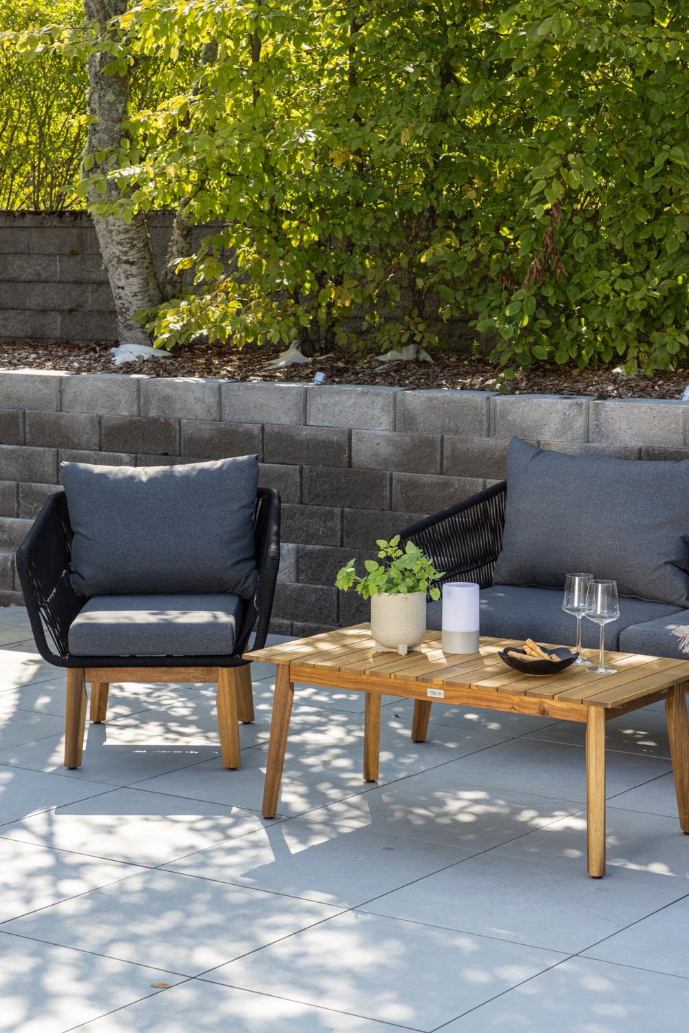 Chania Sofa Outdoorset 110cm in Schwarz präsentiert im Onlineshop von KAQTU Design AG. Loungeset ist von Venture Home