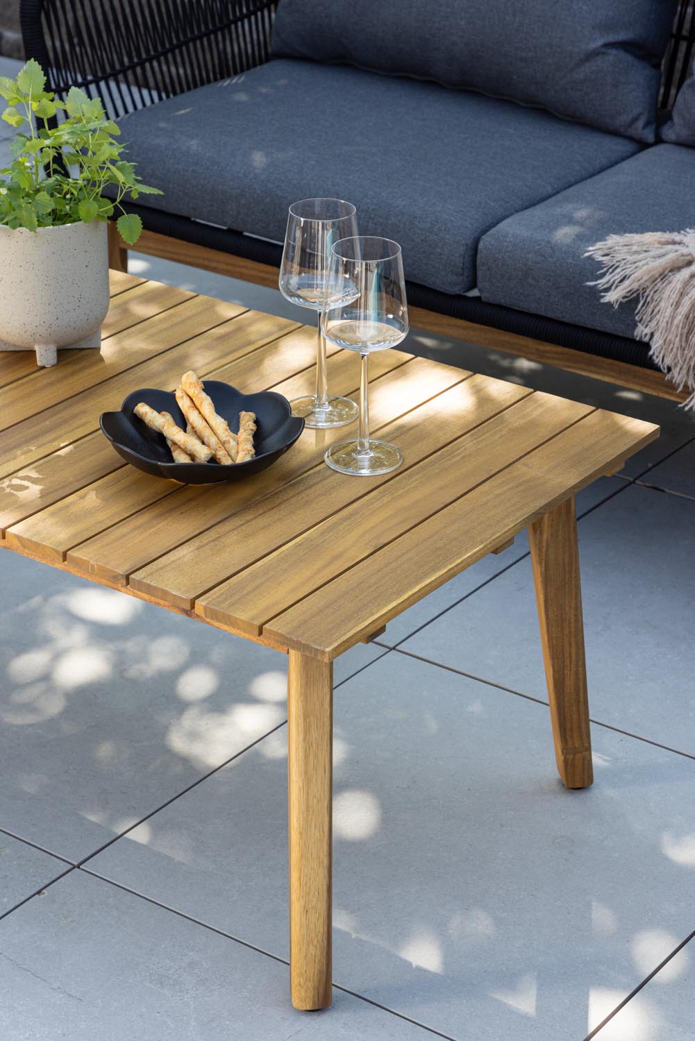 Chania Sofa Outdoorset 110cm in Schwarz präsentiert im Onlineshop von KAQTU Design AG. Loungeset ist von Venture Home