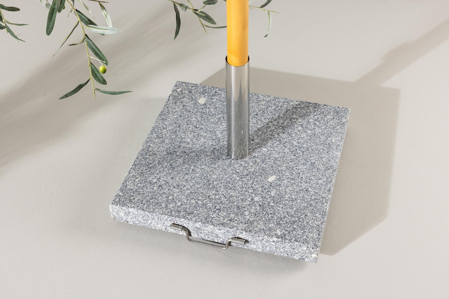 Entdecken Sie den Stathera Sonnenschirmstein von Venture Home – der ideale Sonnenschirmfuß aus robustem Beton, wetterfest und elegant für Ihre Terrasse.