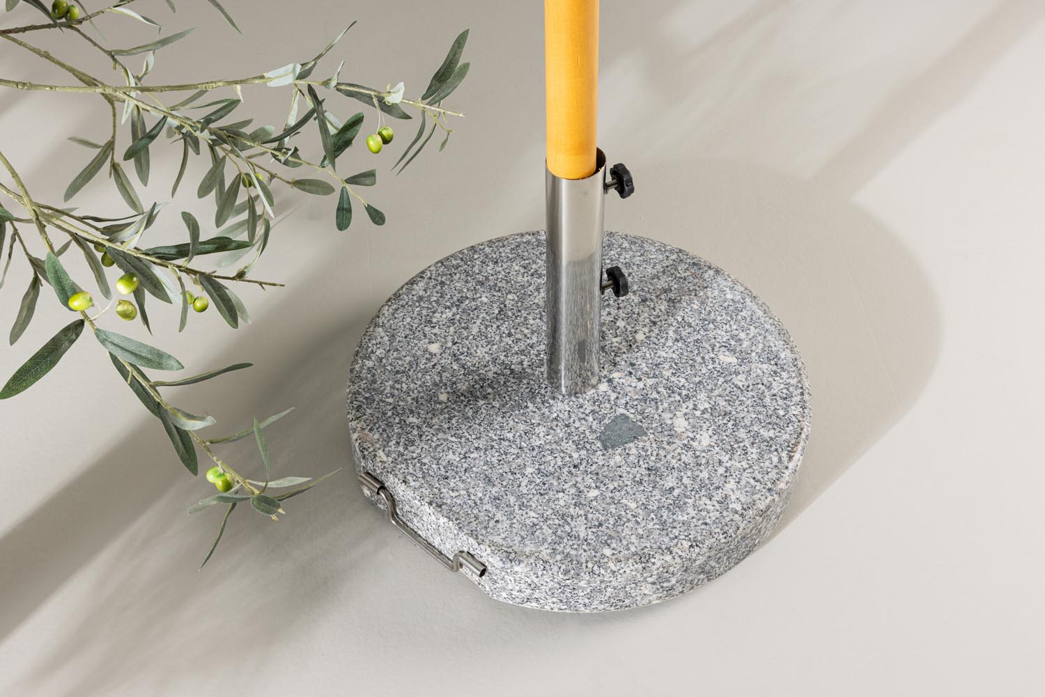 Der Stathera Sonnenschirmstein von Venture Home vereint stilvolles Design und hohe Stabilität. Aus wetterfestem Beton gefertigt, sorgt er für sicheren Halt und passt perfekt zu jeder Terrassengestaltung.