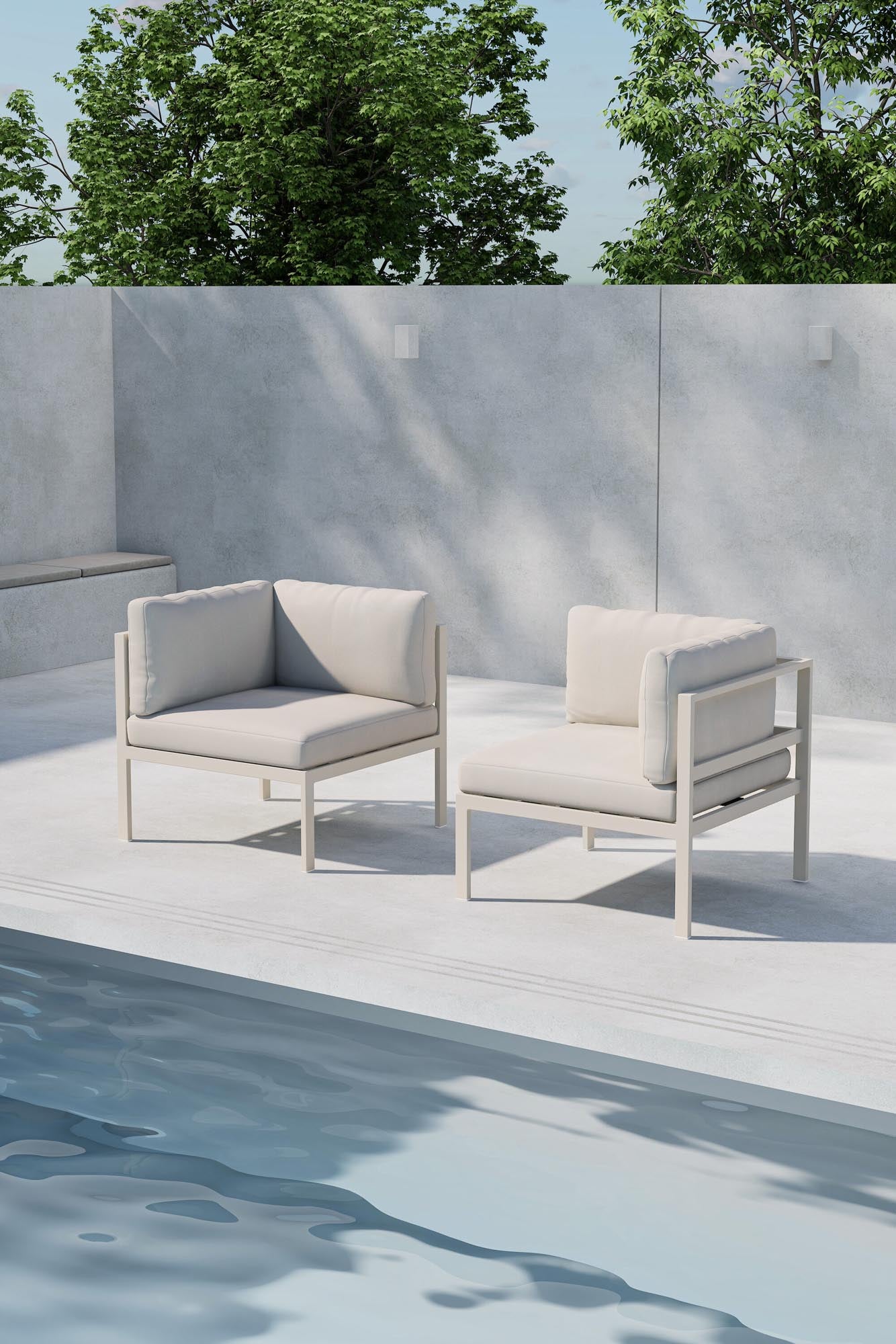 Copacabana Sofa Corner in modernem Design mit hellgrauem Polster und schlanken schwarzen Metallbeinen, präsentiert in einer stilvollen Wohnumgebung.