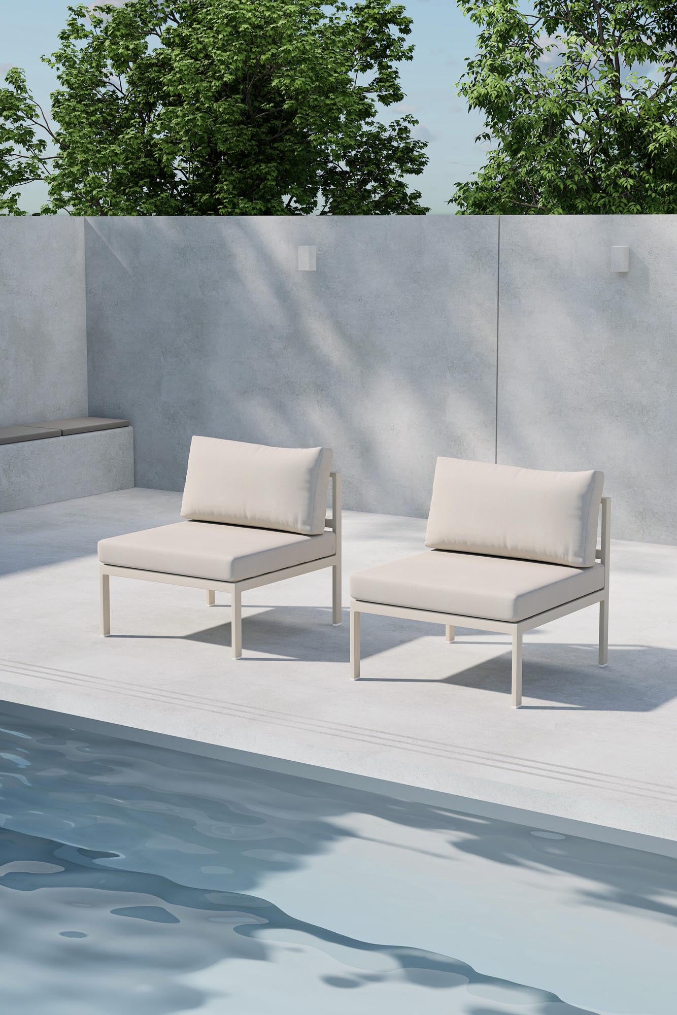 Copacabana Sofa Middle in modernem Design mit natürlichem Holzrahmen und beigem Polster, präsentiert in einer stilvollen Umgebung.