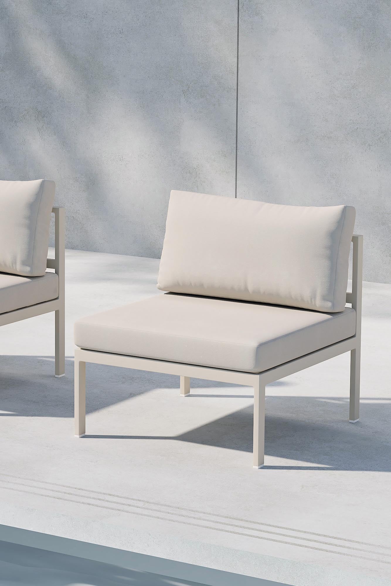 Modernes modulares Mittelsofa Copacabana mit elegantem Design, hellgrauem Polster und natürlichem Holzrahmen, ideal für stilvolle Innen- und Außenbereiche.