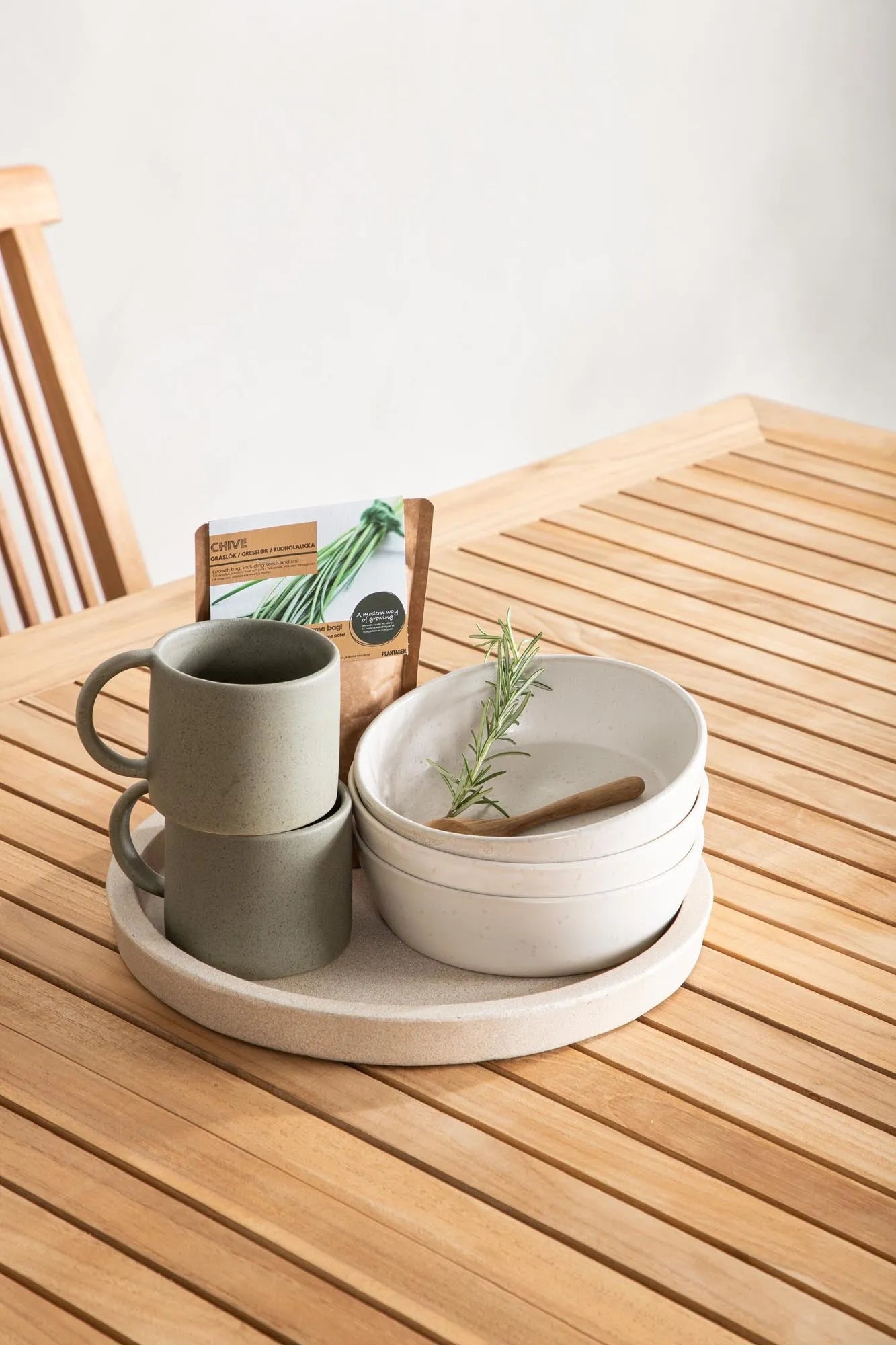 Eleganter, ausziehbarer Panama Gartentisch von Venture Home, perfekt für moderne Außenbereiche und gesellige Treffen.