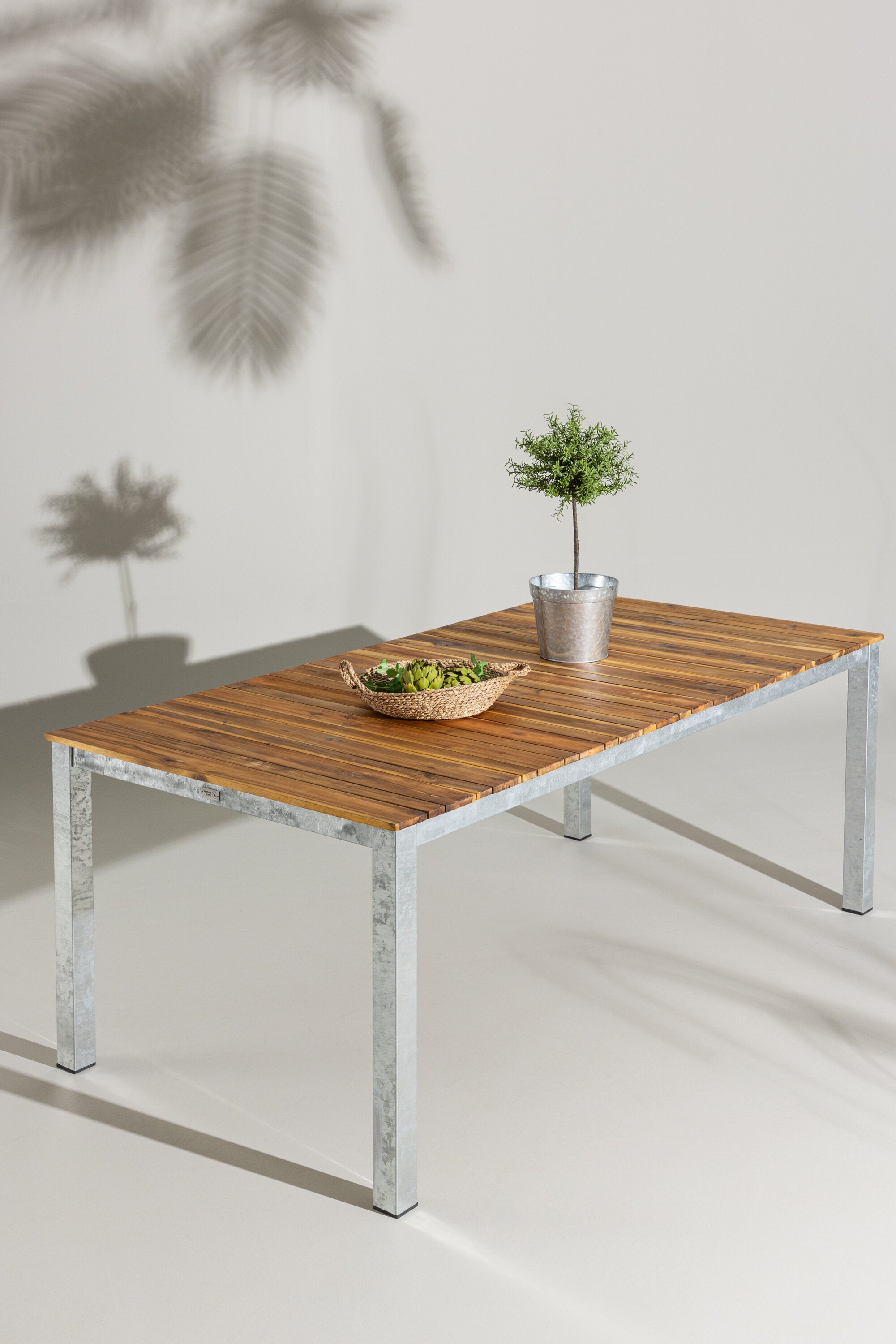 Zenia Gartentisch in Natur präsentiert im Onlineshop von KAQTU Design AG. Gartentisch ist von Venture Home