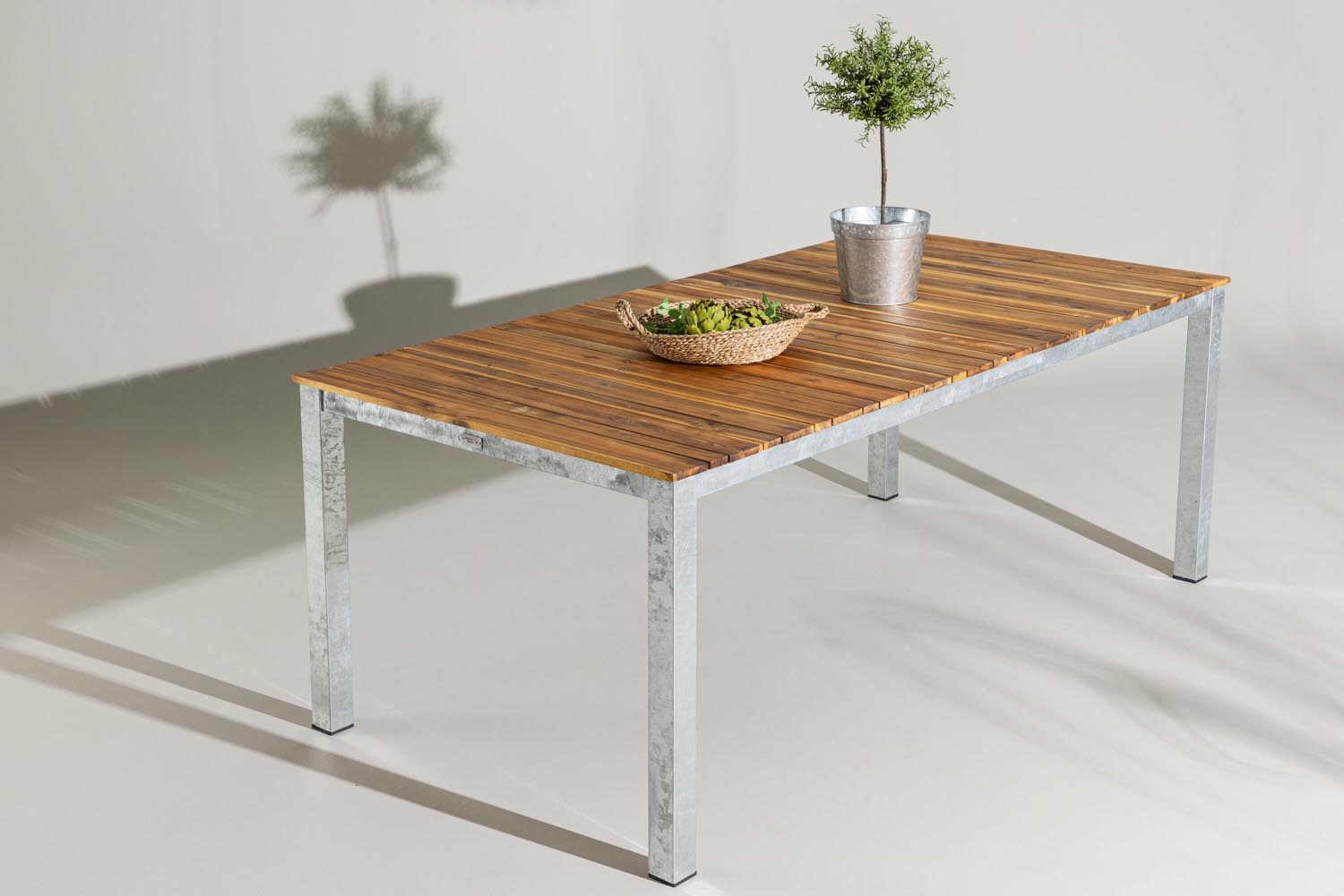 Zenia Gartentisch von Venture Home: Eleganter Tisch aus langlebigem Akazienholz und stilvollem Stahlgestell für gesellige Momente im Freien.