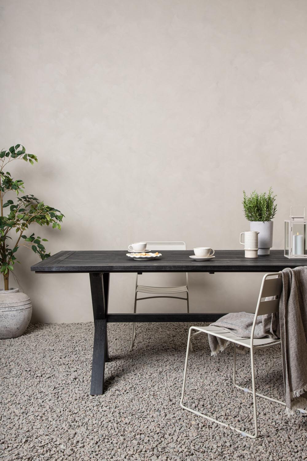 Rives Gartentisch in Schwarz präsentiert im Onlineshop von KAQTU Design AG. Gartentisch ist von Venture Home