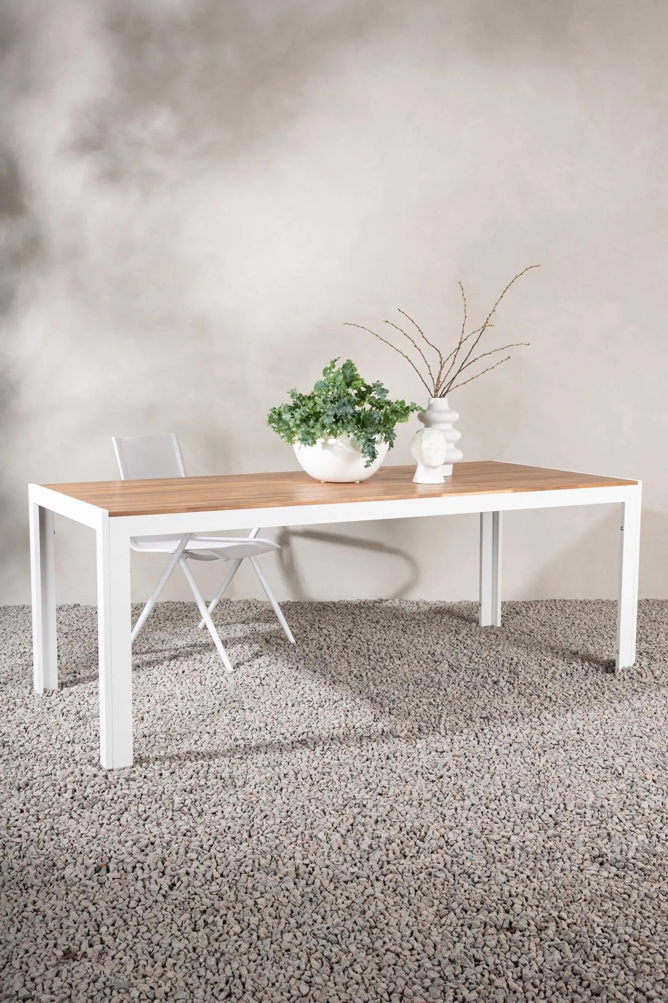 Moderner Bois Gartentisch von Venture Home, ideal für den Außenbereich, robust, stilvoll und wetterbeständig.