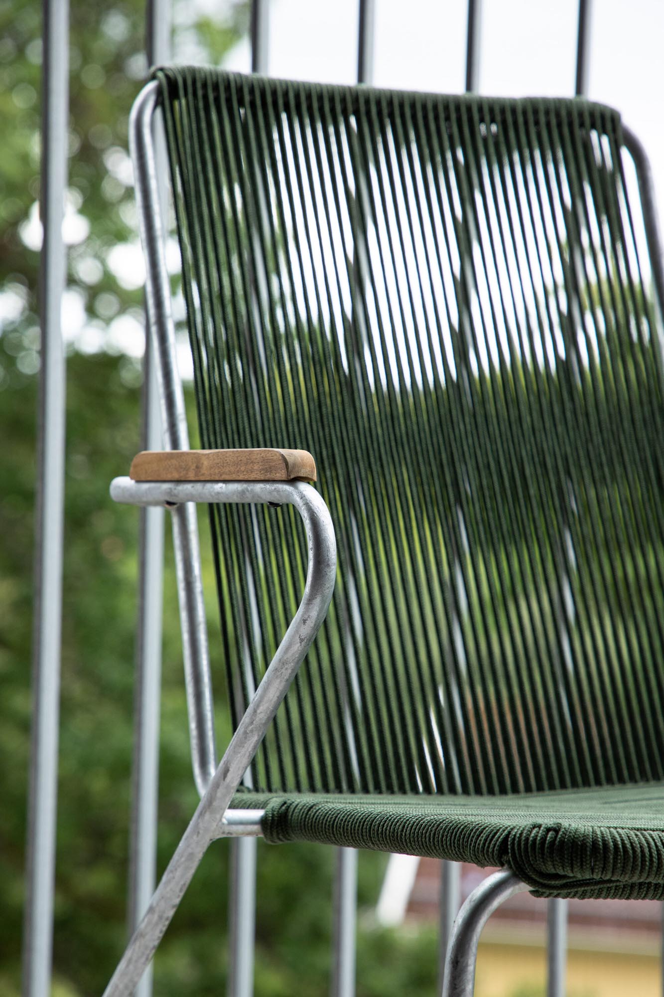 Bois  Stuhl in Grün präsentiert im Onlineshop von KAQTU Design AG. Gartenstuhl mit Armlehnen ist von Venture Home