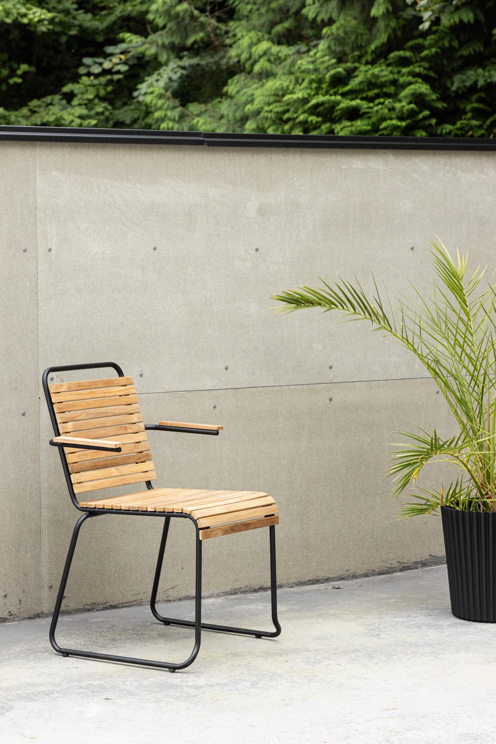 Bois Gartenstuhl in Natur präsentiert im Onlineshop von KAQTU Design AG. Gartenstuhl mit Armlehnen ist von Venture Home