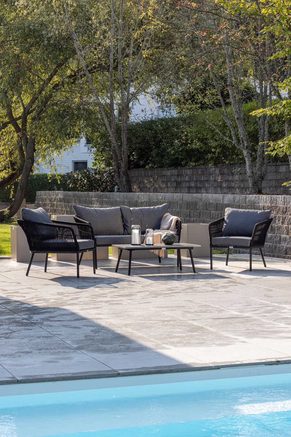 Wunderschöne Sofagarnitur in Grau präsentiert im Onlineshop von KAQTU Design AG. Loungeset ist von Venture Home