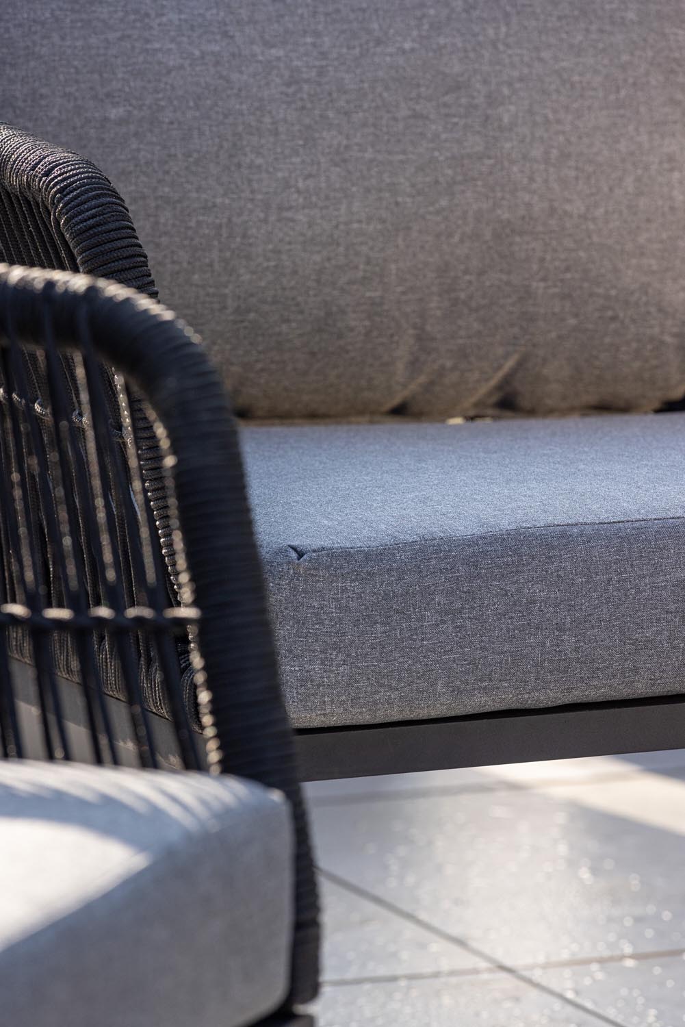 Wunderschöne Sofagarnitur in Grau präsentiert im Onlineshop von KAQTU Design AG. Loungeset ist von Venture Home