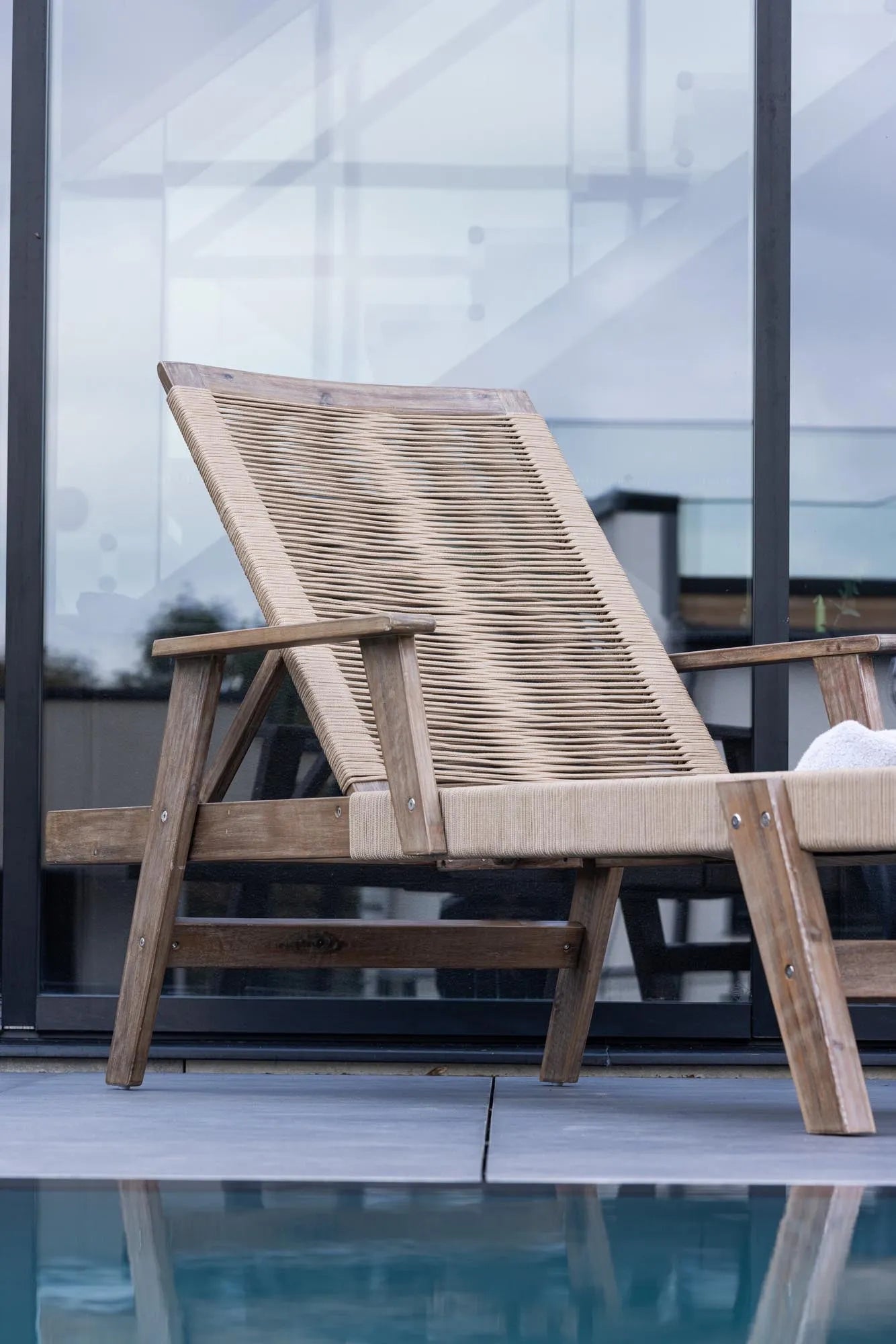 Elegante Little John Sonnenliege von Venture Home für pure Entspannung.