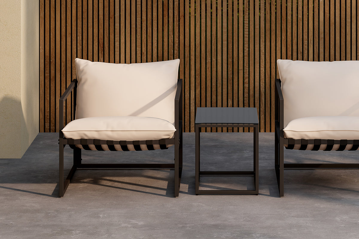 Modernes Messina Lounge Set von Venture Home in Schwarz, bestehend aus einem Sofa, zwei Sesseln und einem Couchtisch, auf einer eleganten Terrasse mit stilvollem Ambiente.