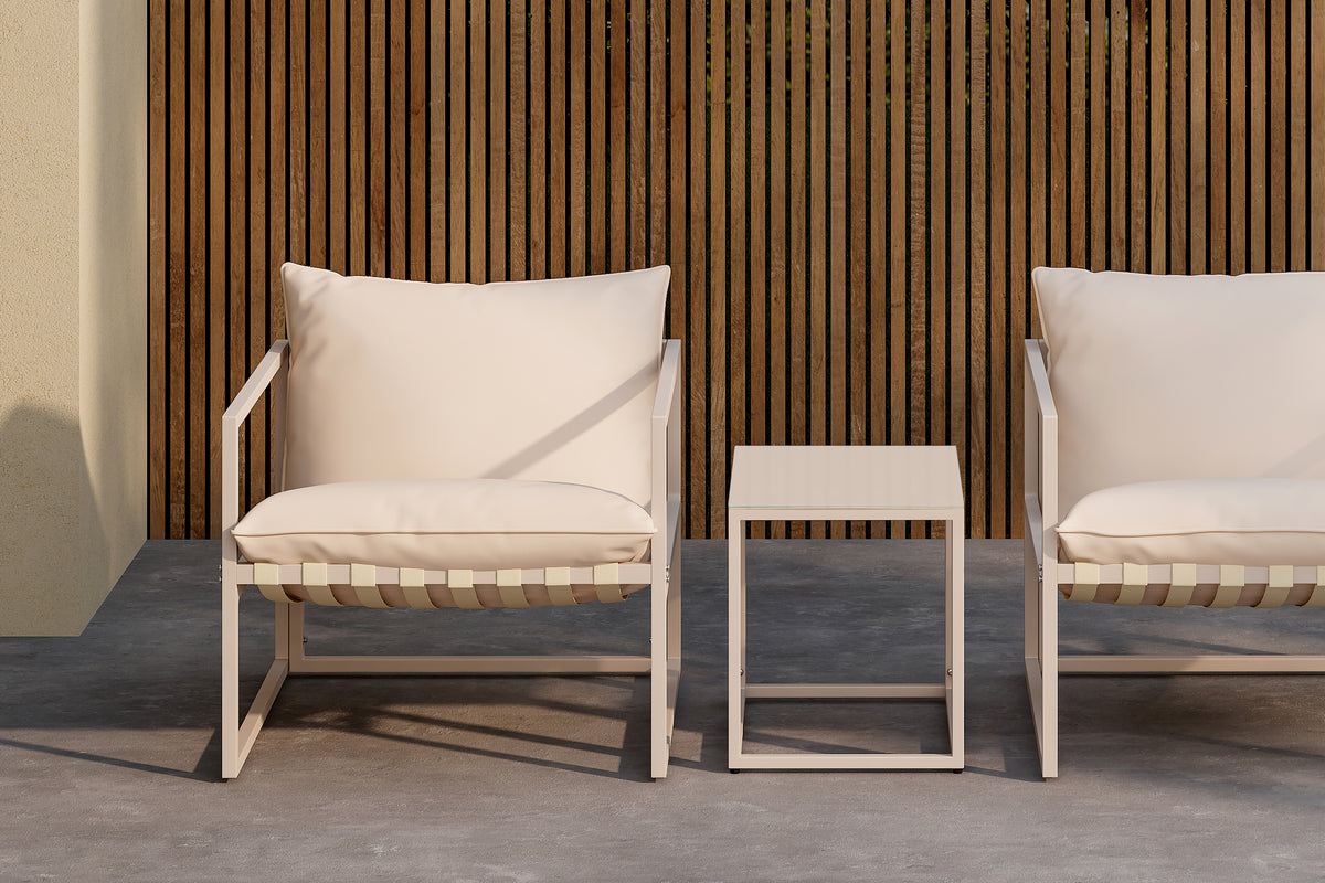 Lounge-Set Messina aus Holz mit grauen Kissen, bestehend aus einem Sofa, zwei Sesseln und einem rechteckigen Couchtisch, stilvoll arrangiert auf einer Terrasse.