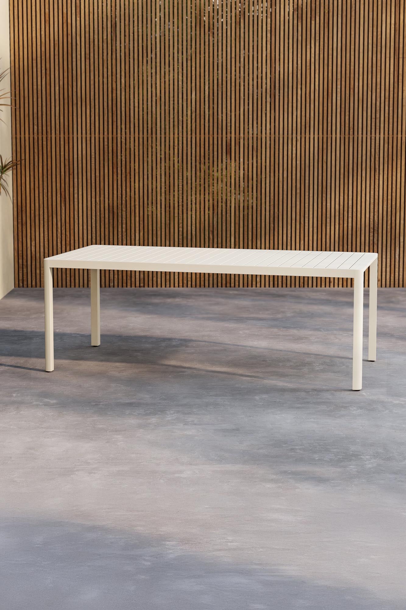 Entdecken Sie den eleganten Gartentisch Giardini von Venture Home: stilvolles Design, langlebiges Aluminium, ideal für gesellige Momente im Freien.