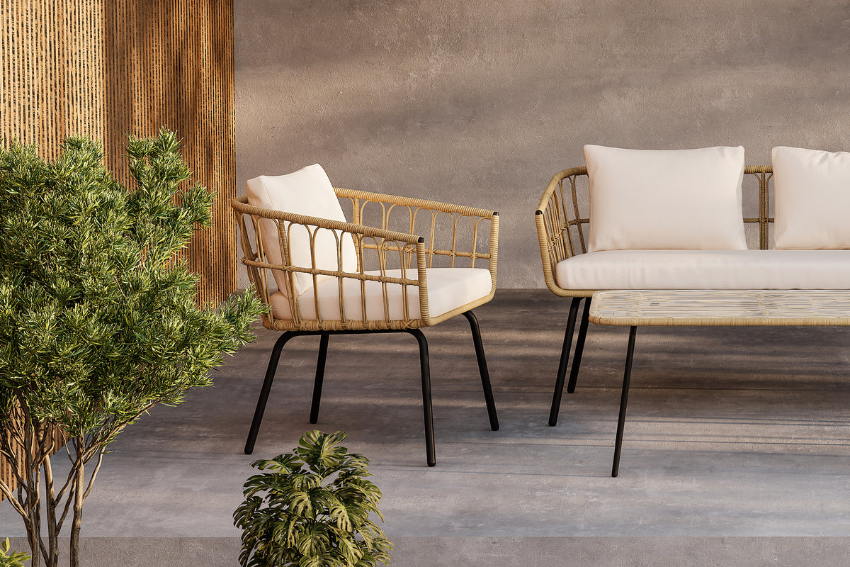 Modernes Ortigia Lounge Set mit schwarzem Metallgestell, stilvollem Rattan-Geflecht und bequemen beigen Kissen, kombiniert mit einem rechteckigen Tisch mit Glasoberfläche.