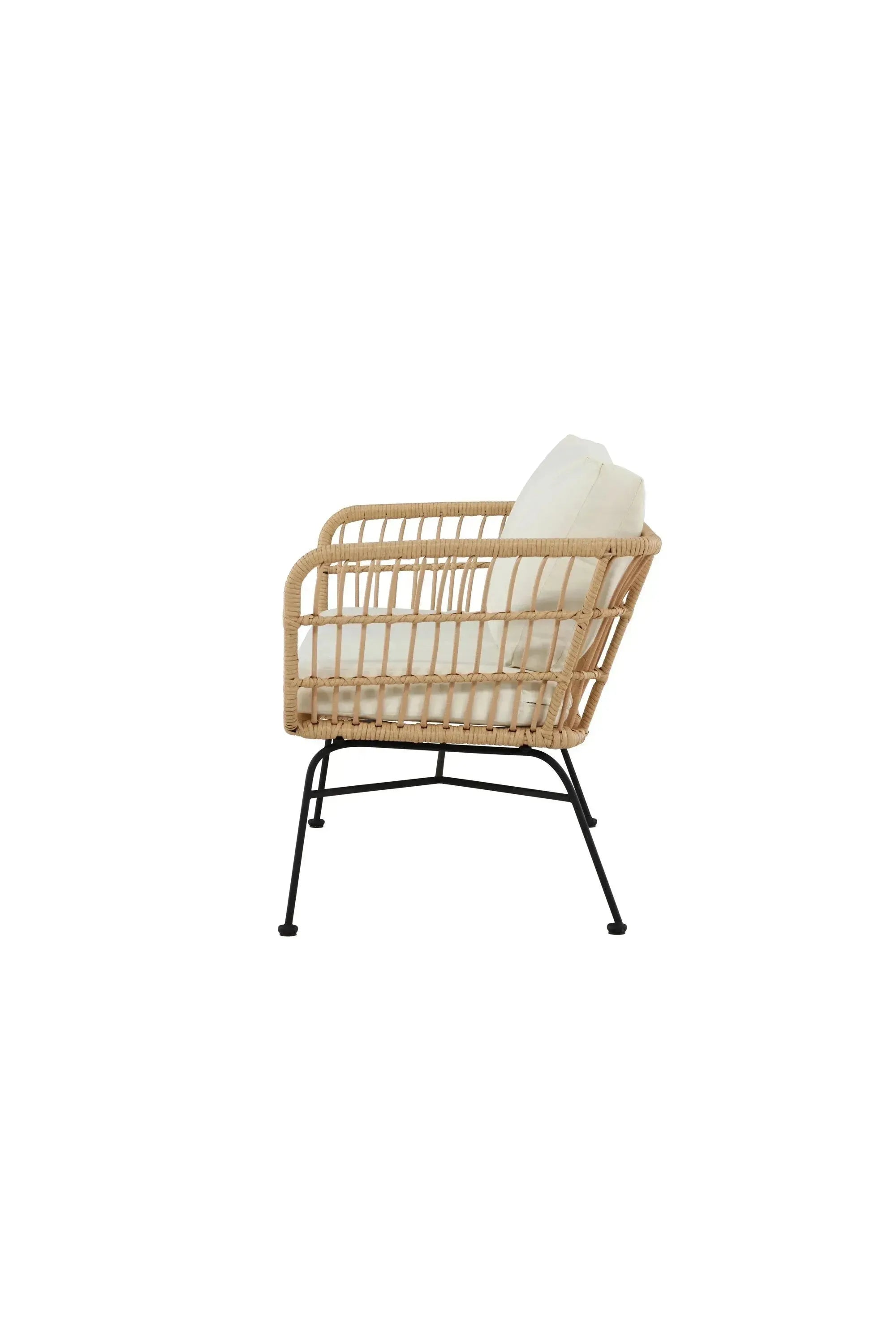 Das Isola 3-Sitzer Sofa von Venture Home bietet zeitgemäßen Stil und Bequemlichkeit für moderne Wohnräume.