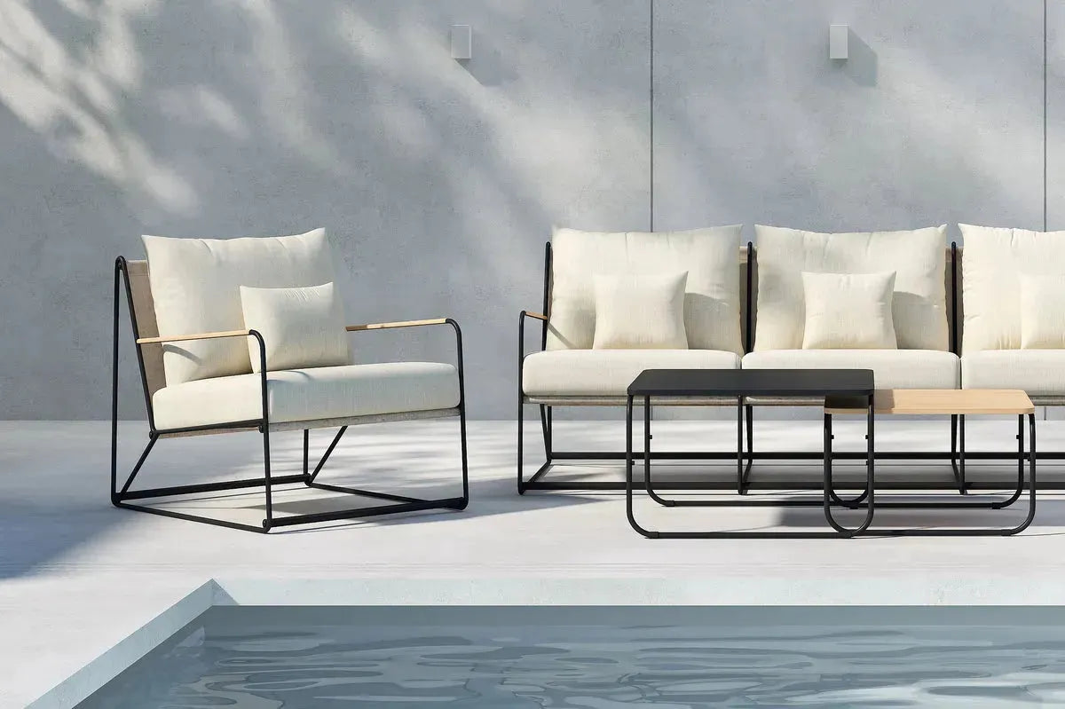 Elegantes Palazzo Sofa Set mit schlankem Metallrahmen und weichen, strapazierfähigen Polstern, ideal für stilvolle Außenbereiche.