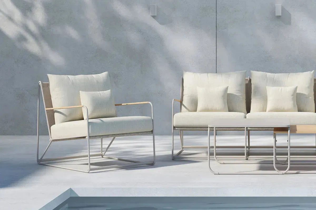 Palazzo Sofa Set mit elegantem grauem Polster, bestehend aus einem geräumigen Sofa und einem Sessel, arrangiert in einem modernen Wohnzimmer mit dezenter Dekoration.