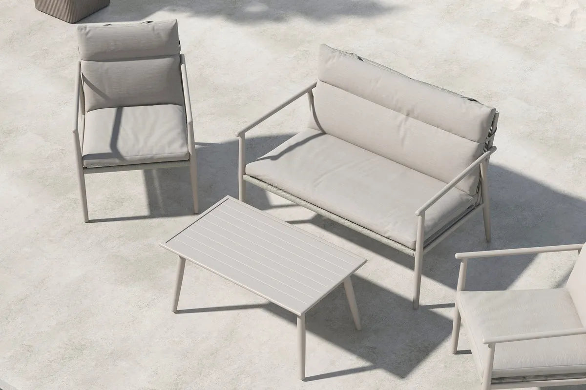 Mazzaro Sofa Set mit elegantem grauem Polster, bestehend aus einem großzügigen Sofa und einem passenden Sessel, arrangiert in einer modernen Wohnzimmereinrichtung.