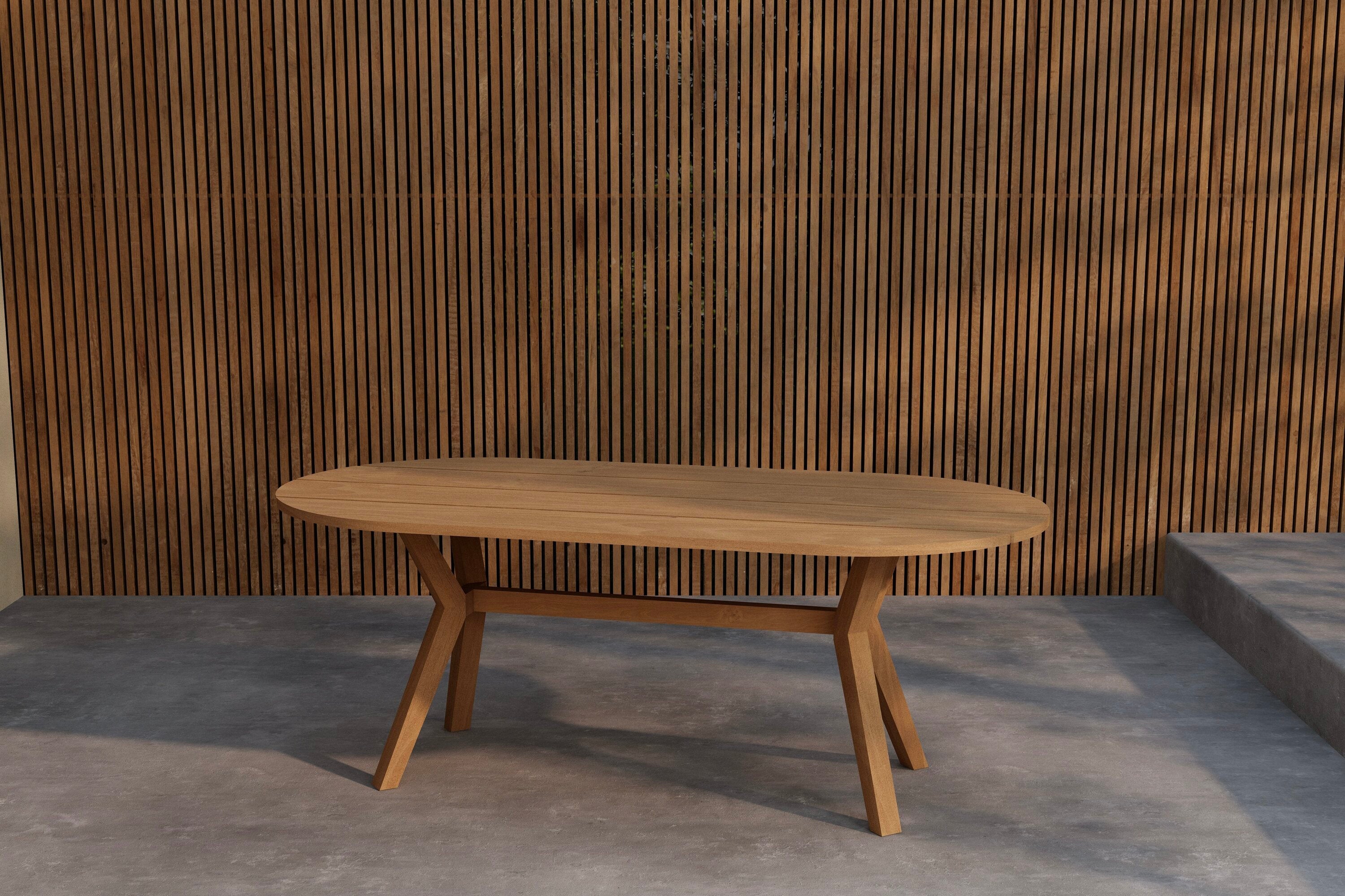 Kenya Gartentisch oval in Natur präsentiert im Onlineshop von KAQTU Design AG. Gartentisch ist von Venture Home