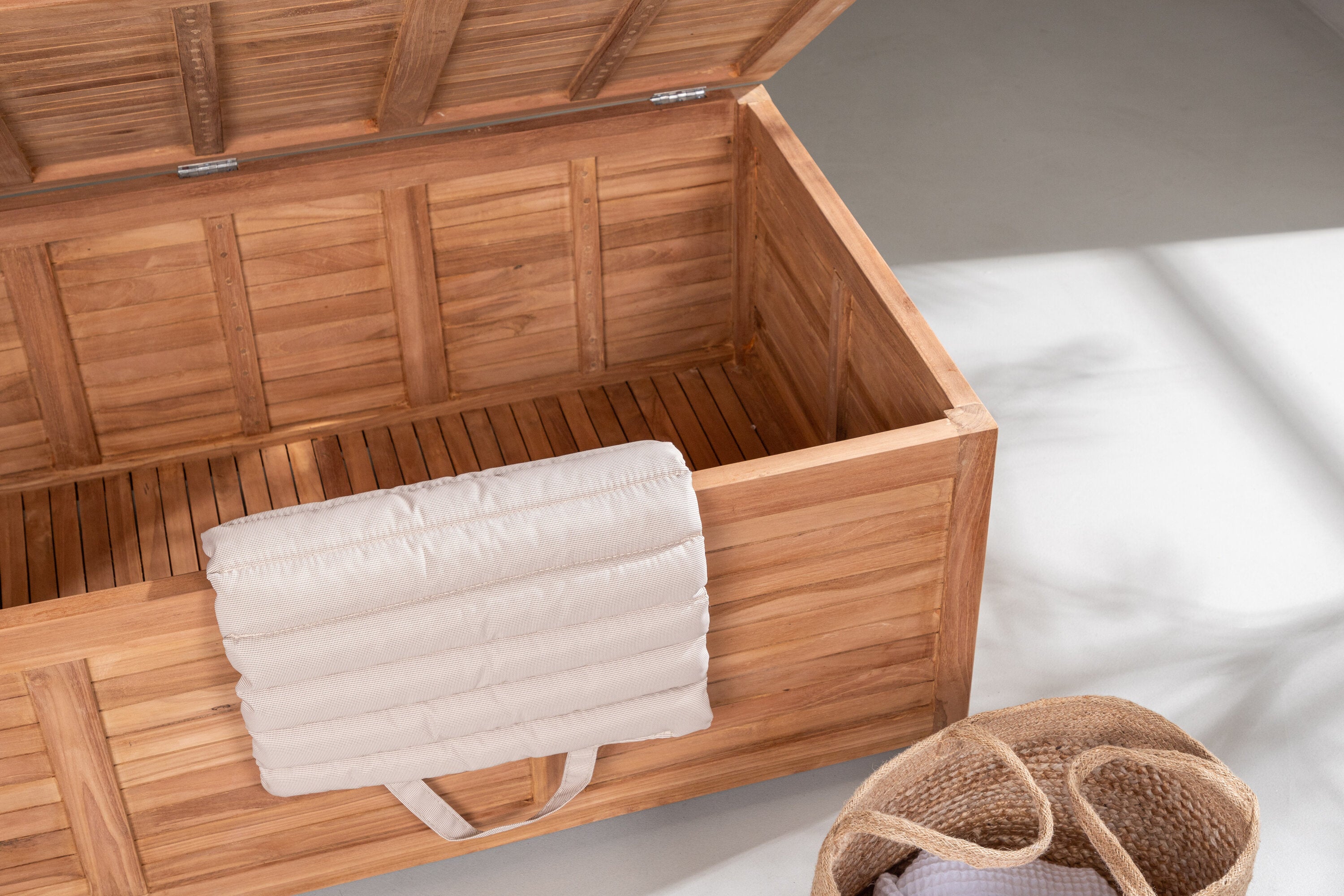 Trento Kissenbox in Natur präsentiert im Onlineshop von KAQTU Design AG. Outdoor Zubehör ist von Venture Home