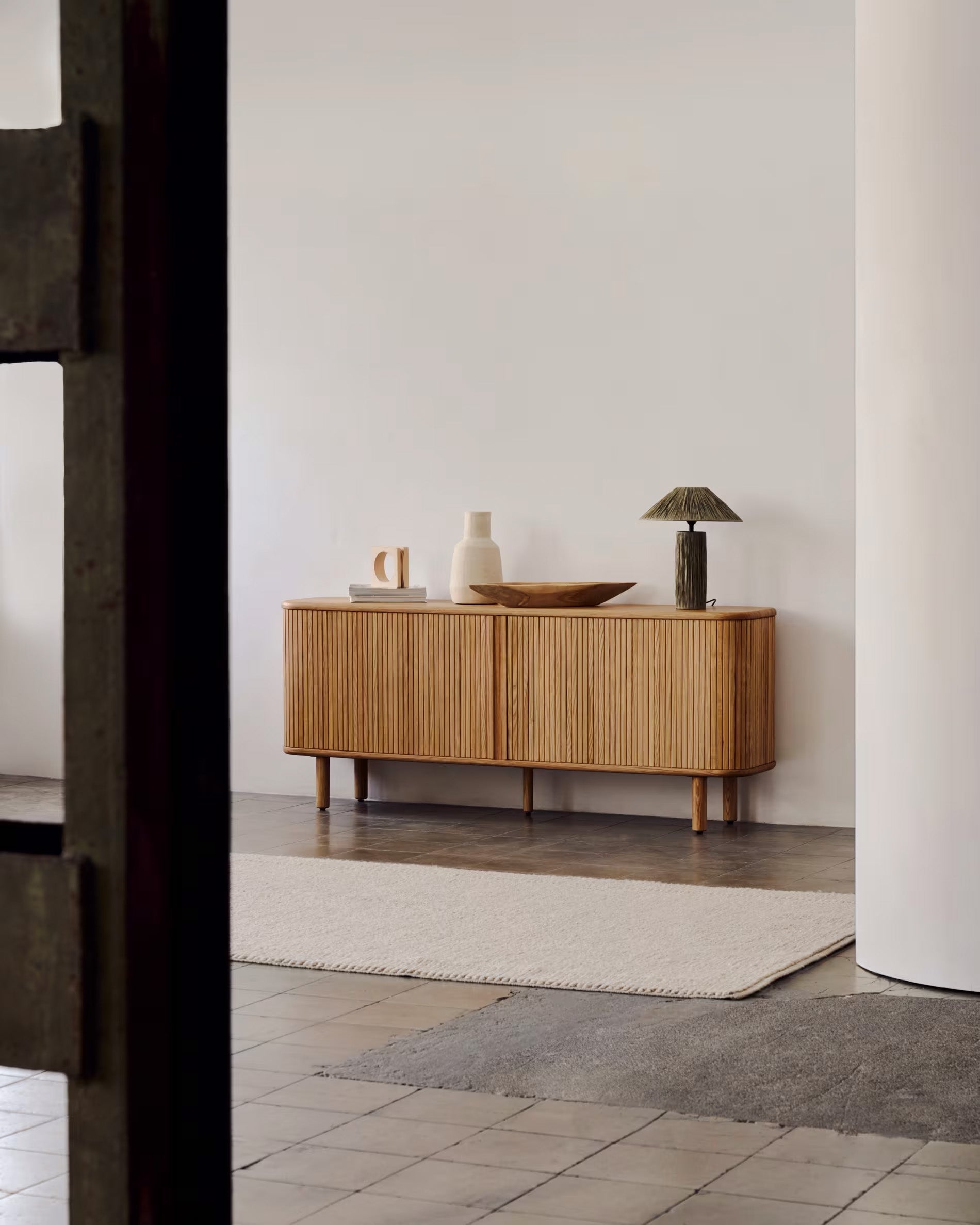 Mailen Sideboard aus Eschenfurnier, 2 Türen, natürliches Finish, 180x75 cm, Kave Home, stilvolles Design, hochwertig.