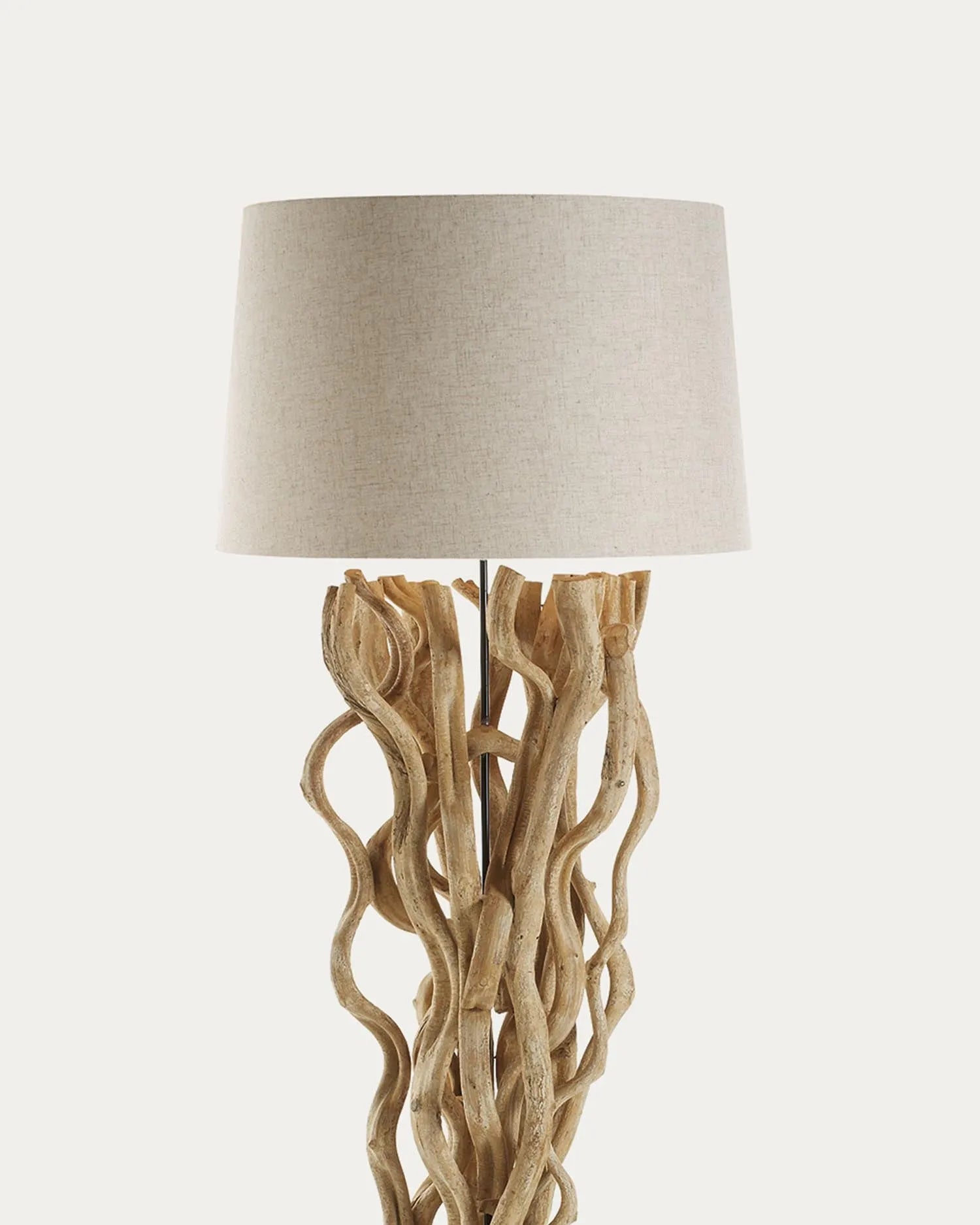 Die Nuba Stehlampe von Kave Home vereint recyceltes Holz und Baumwolle zu einem stilvollen, nachhaltigen Lichtakzent.