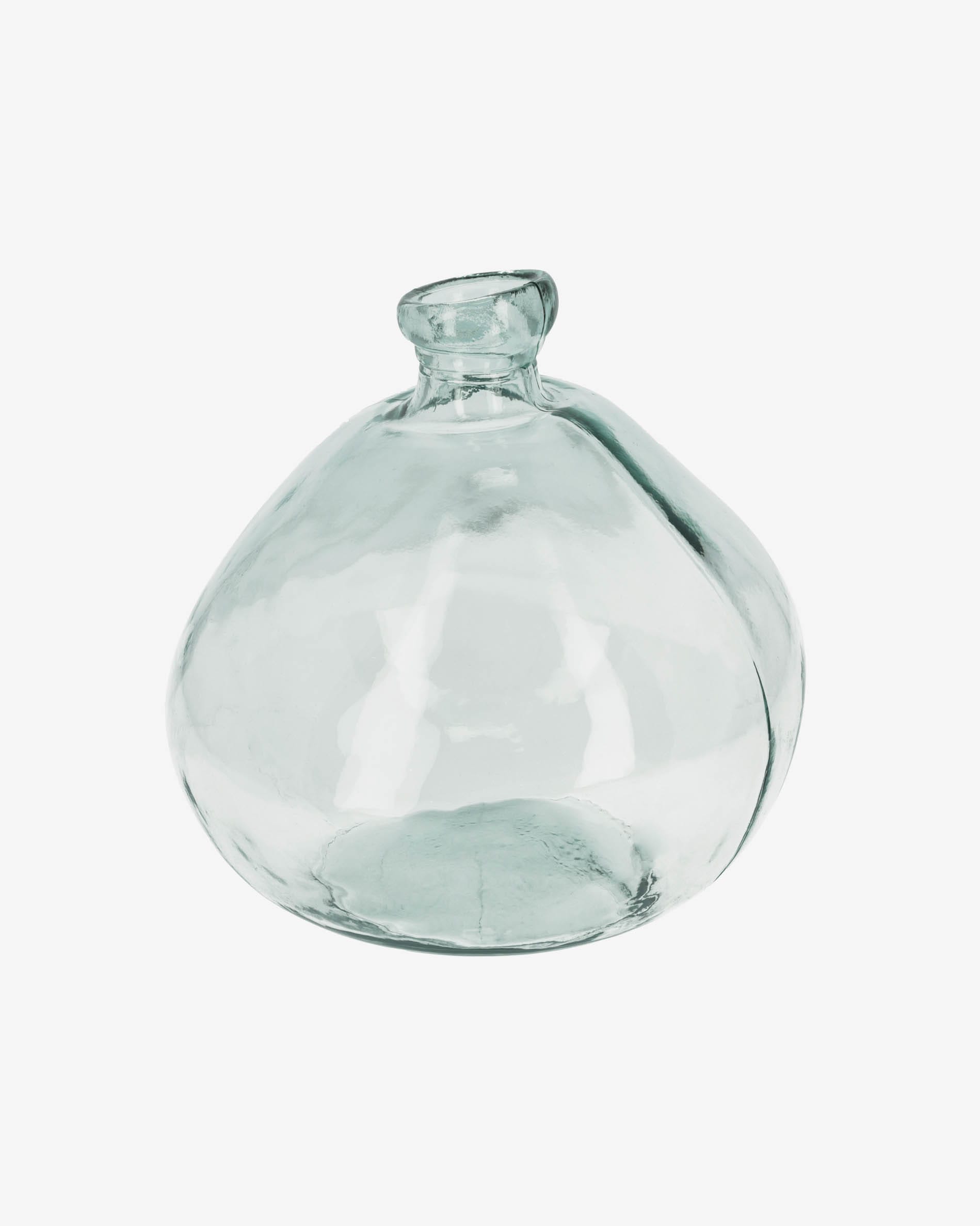 Die Brenna Vase, 33 cm, aus 100% recyceltem Glas, bietet nachhaltige Eleganz und ist perfekt für moderne Wohnräume.
