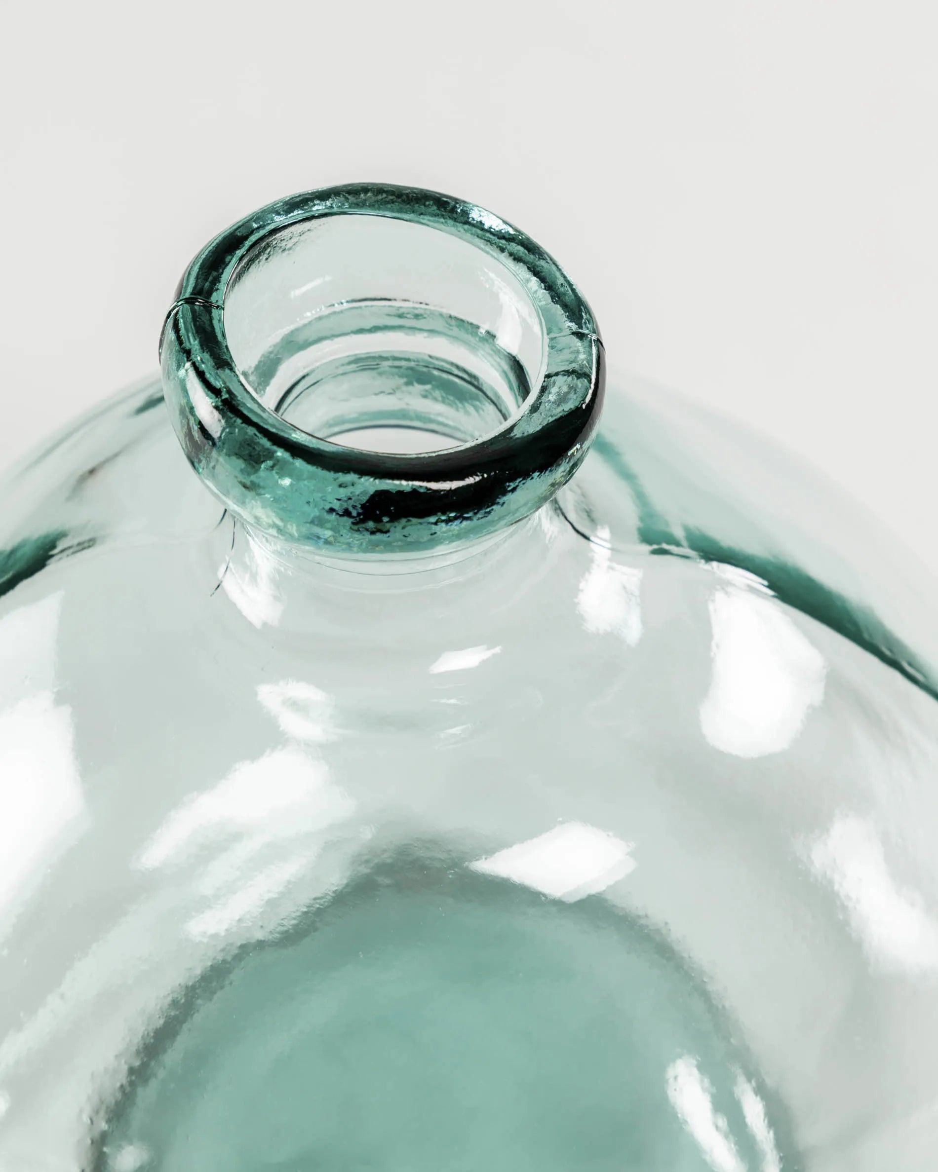 Die Brenna Vase aus 100% recyceltem Glas vereint Eleganz und Umweltbewusstsein, ideal für stilvolle Blumenarrangements.