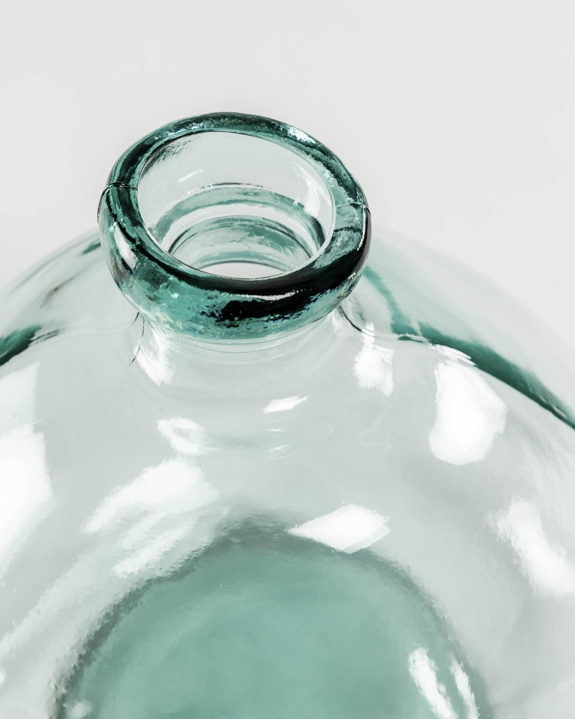 Die Brenna Vase, 33 cm, aus 100% recyceltem Glas, bietet nachhaltiges Design und Eleganz für moderne Wohnräume.
