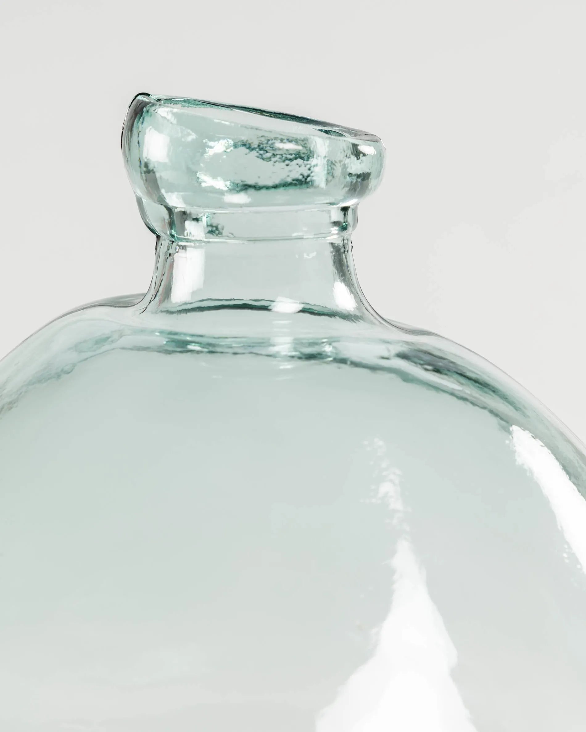 Die Brenna Vase aus 100% recyceltem Glas vereint Eleganz und Umweltbewusstsein, ideal für stilvolle Blumenarrangements.