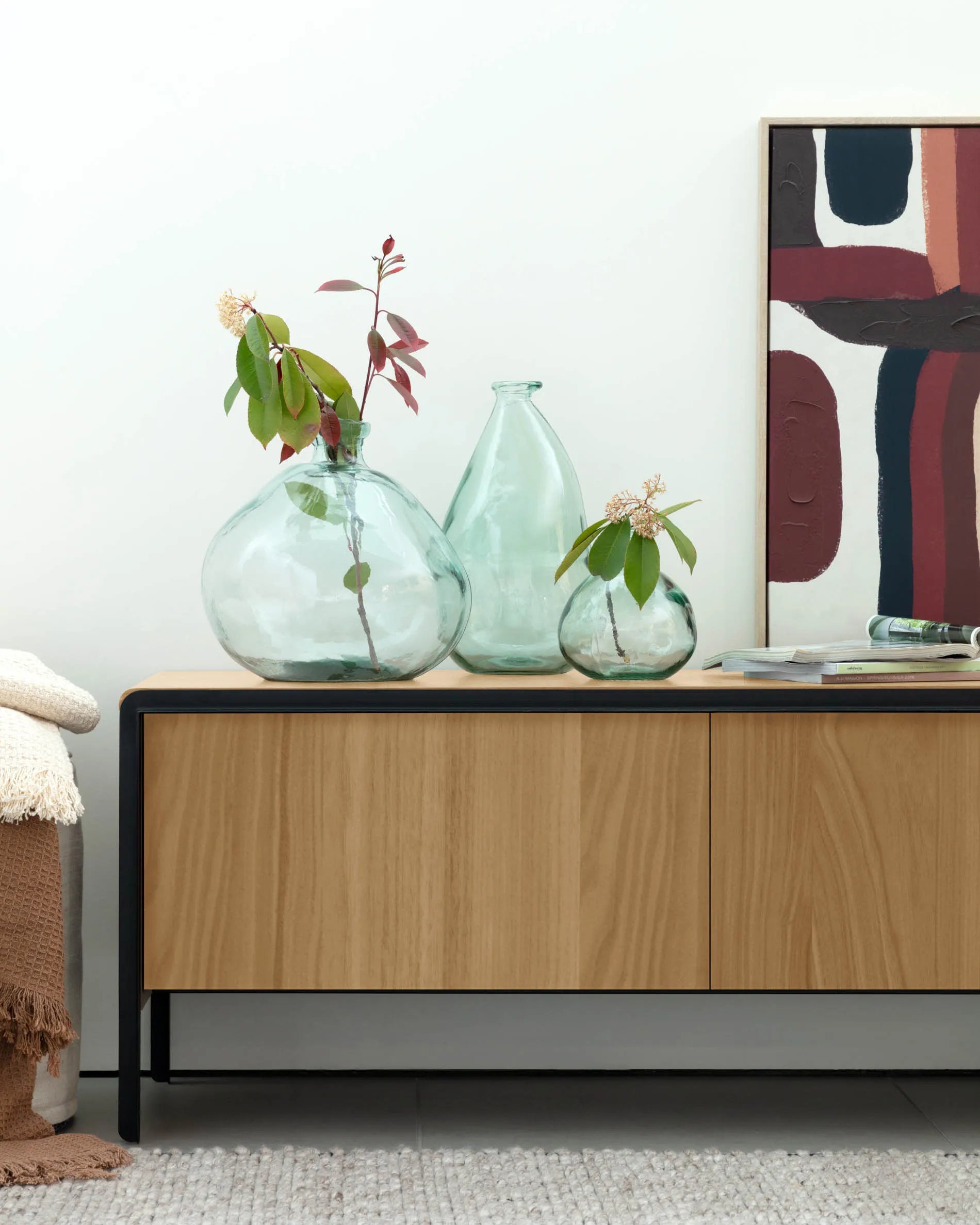 Die Brenna Vase aus 100% recyceltem Glas vereint Eleganz und Umweltbewusstsein, ideal für stilvolle Blumenarrangements.