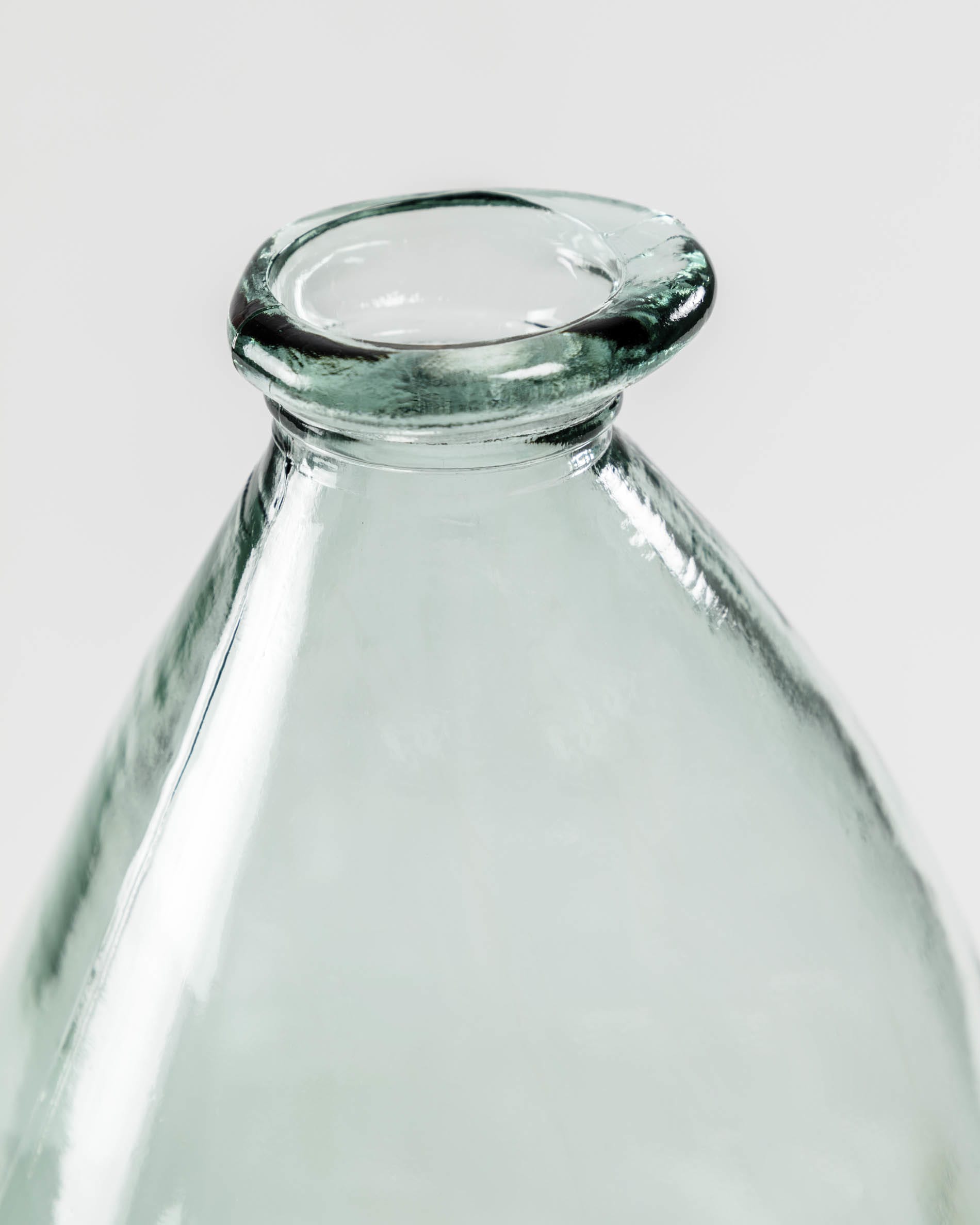 Die Brenna Vase von Kave Home ist eine stilvolle, transparente Glasvase in mittlerer Größe, perfekt für moderne Dekoration.