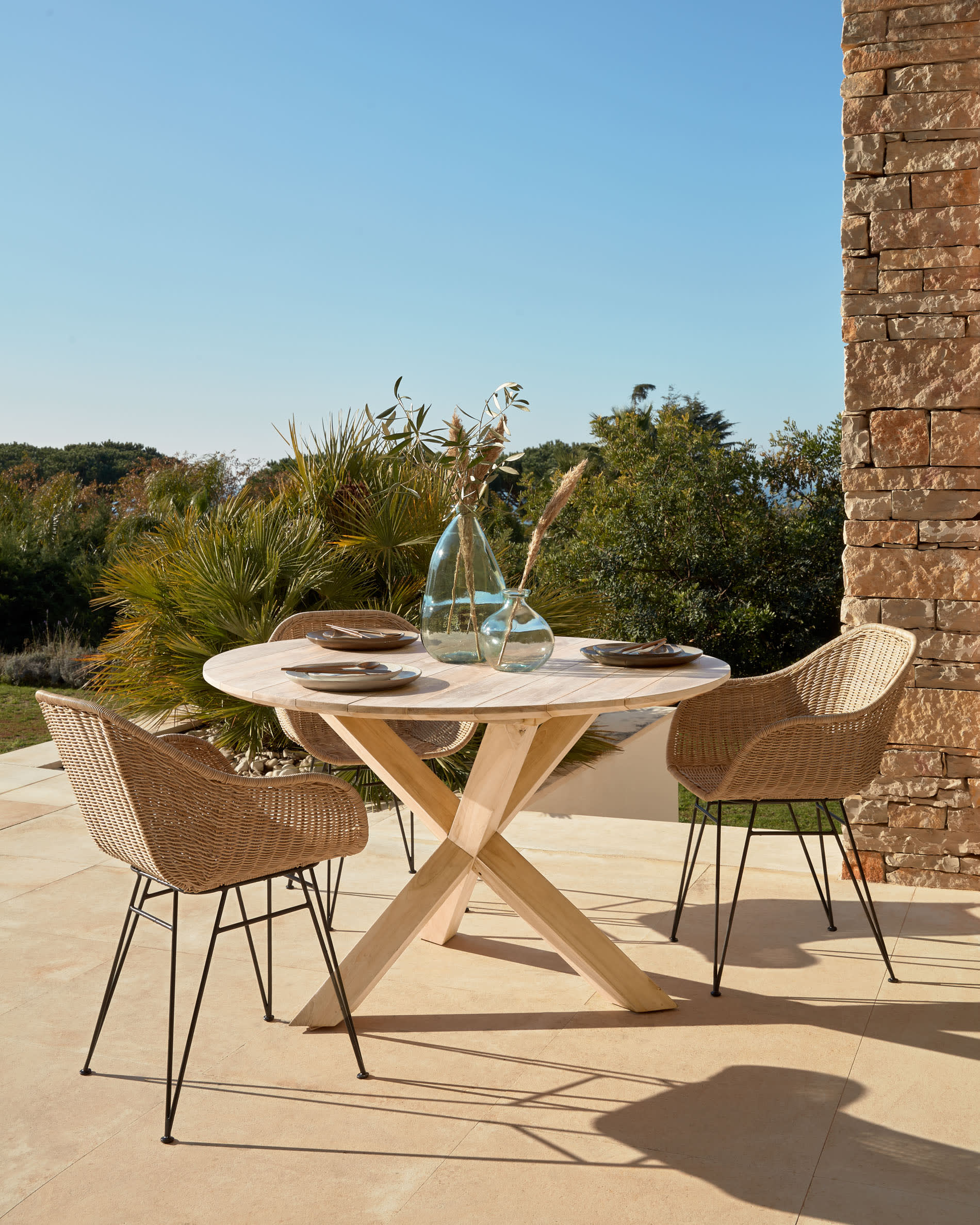 Die Brenna Vase von Kave Home ist mittelgroß, transparent und elegant, ideal für Blumen oder als Deko-Highlight.