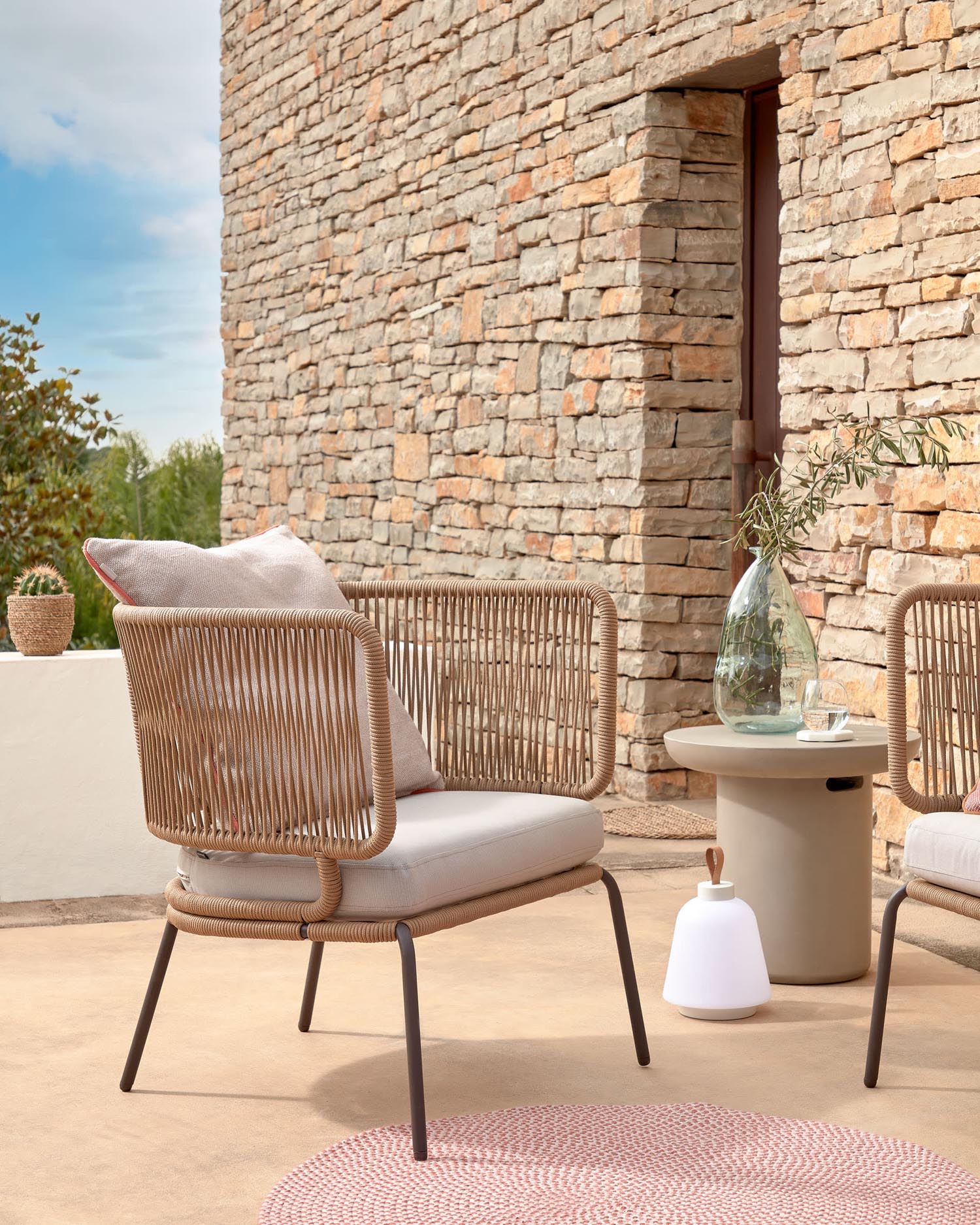 Die Brenna Vase von Kave Home ist eine stilvolle, mittelgroße, transparente Glasvase, perfekt für Blumen oder moderne Dekoration.
