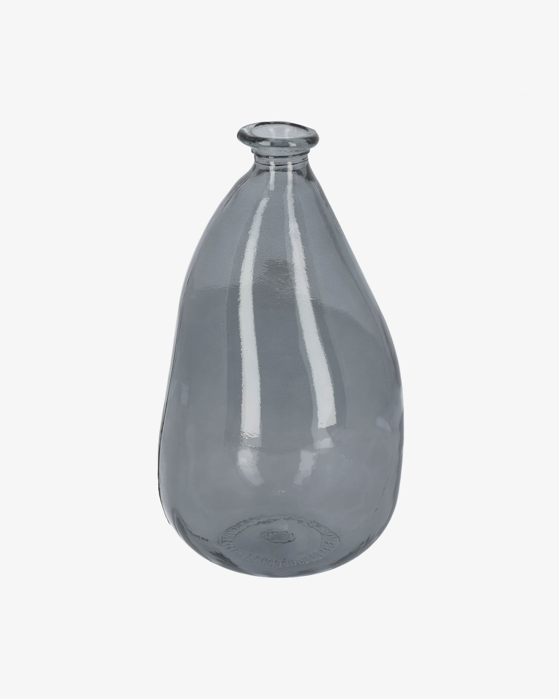 Die mittelgroße Brenna Vase in Blau von Kave Home ist ein elegantes Accessoire, das modernes Design in Ihr Zuhause bringt.
