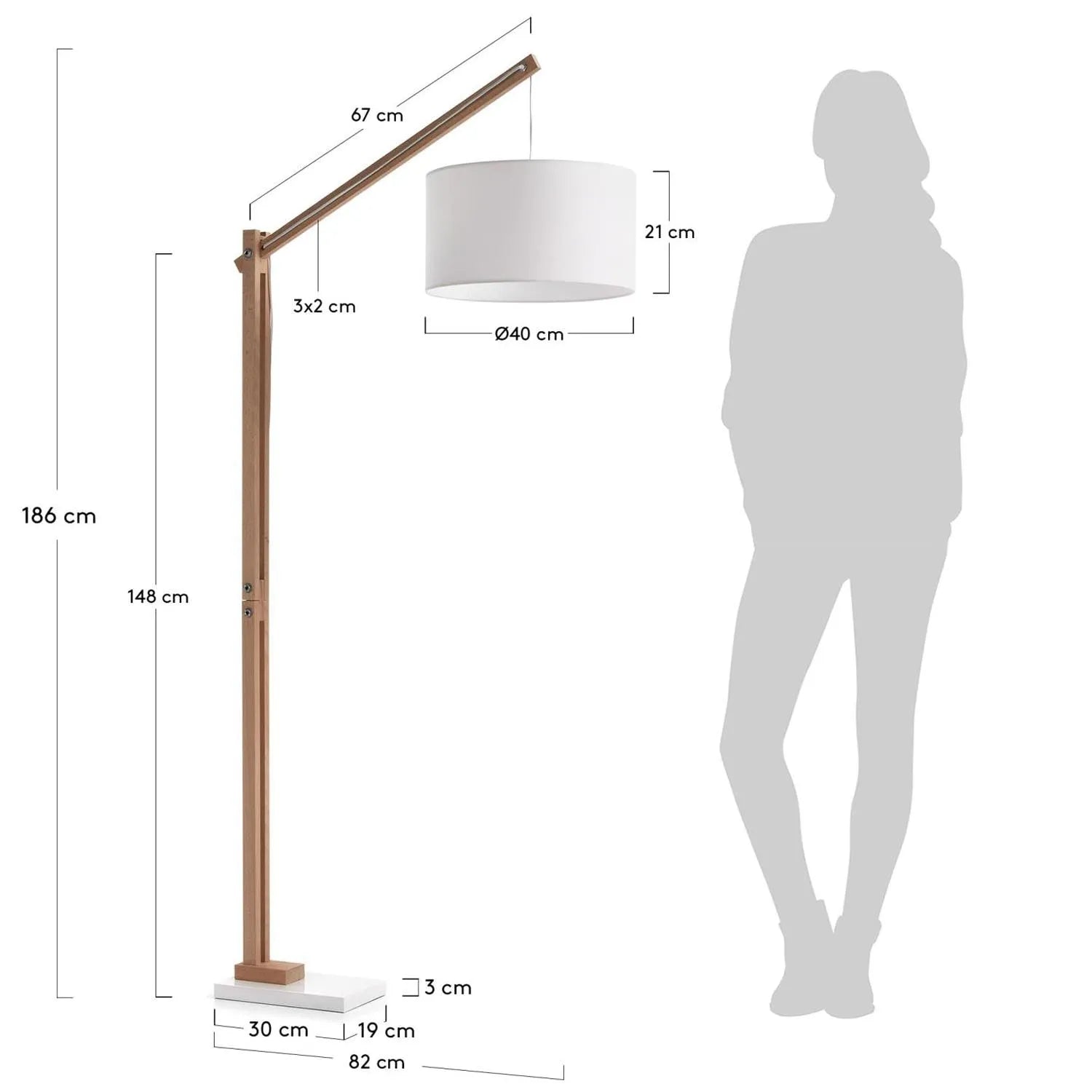 Stehlampe Riaz: Elegante Buche mit modernem weißen Schirm.