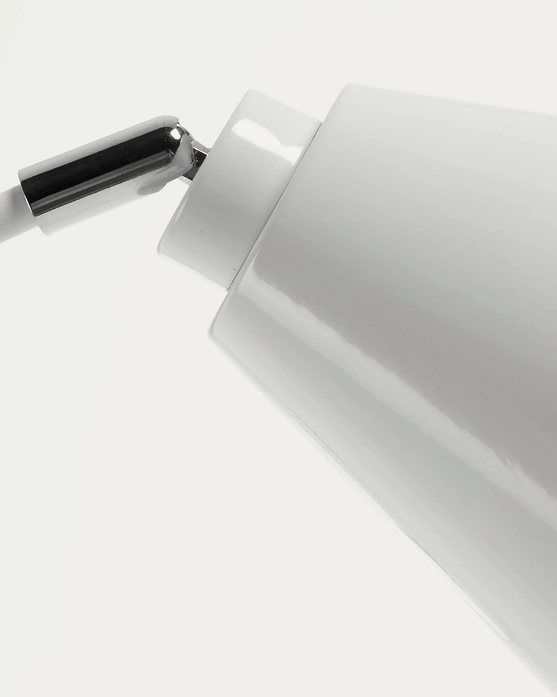 Die Tipir Tischlampe in Weiß von Kave Home vereint modernes Design mit Funktionalität und passt perfekt in jeden Raum.