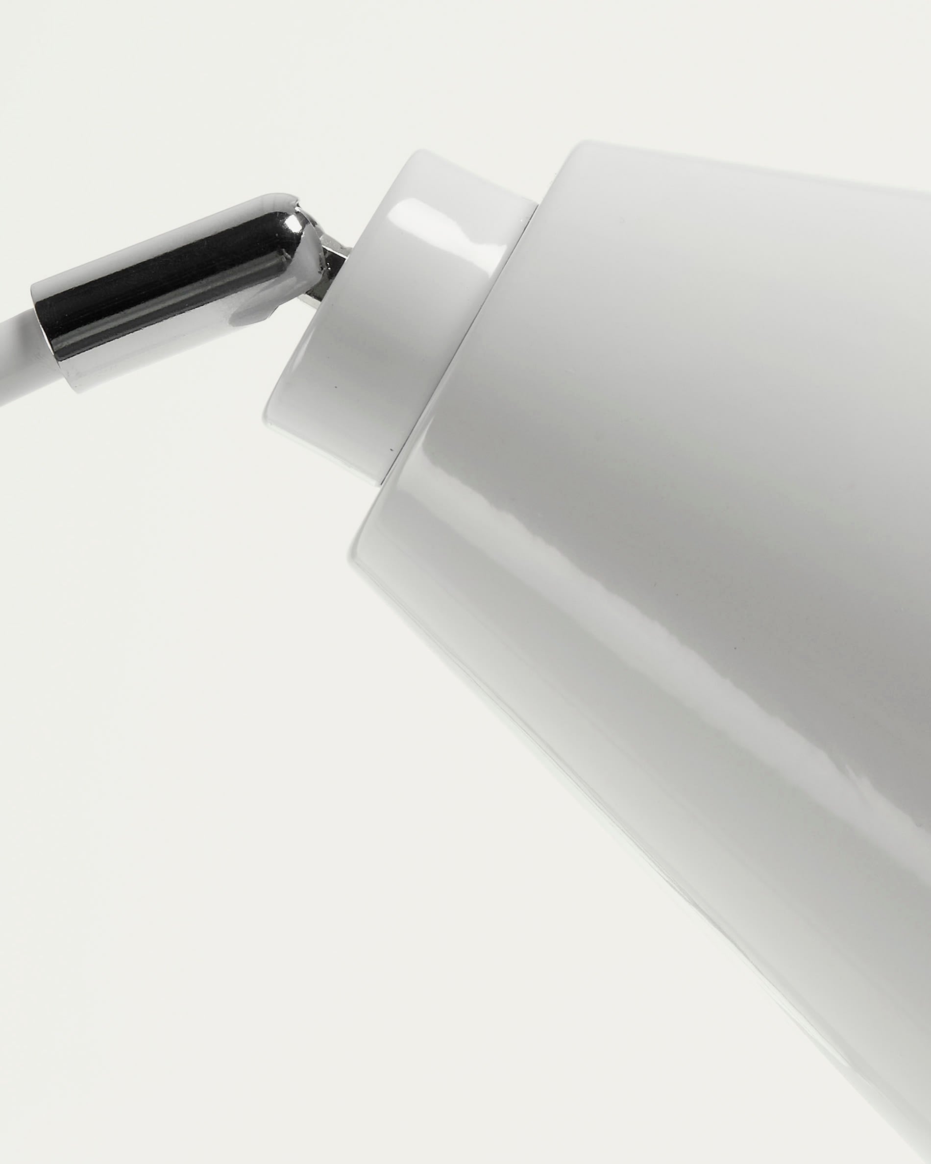 Die Tipir Tischlampe in Weiß von Kave Home kombiniert stilvolles Design mit praktischer Beleuchtung für ein modernes Ambiente.