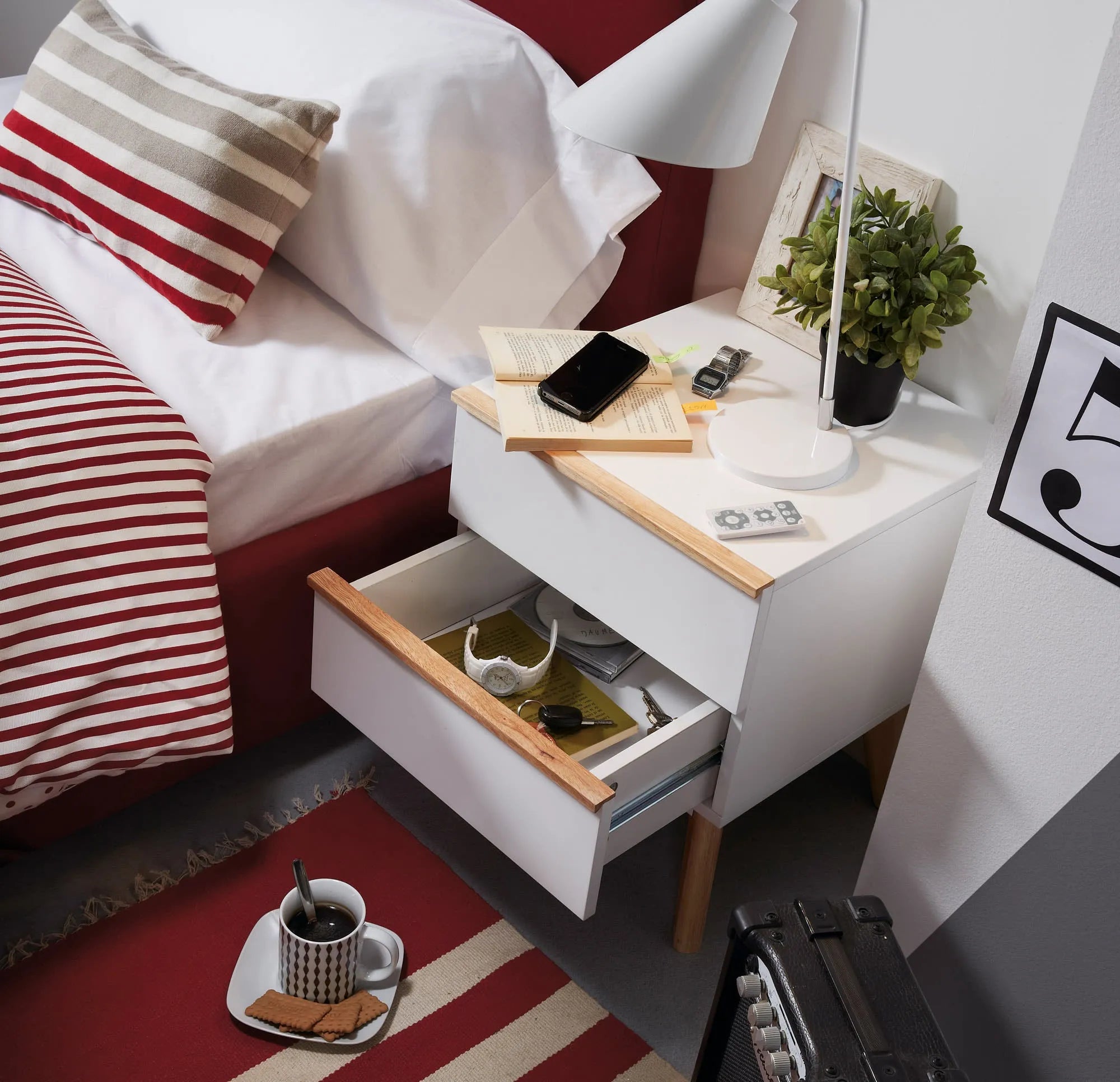 Die Tipir Tischlampe in Weiß von Kave Home vereint modernes Design mit Funktionalität und passt perfekt in jeden Raum.