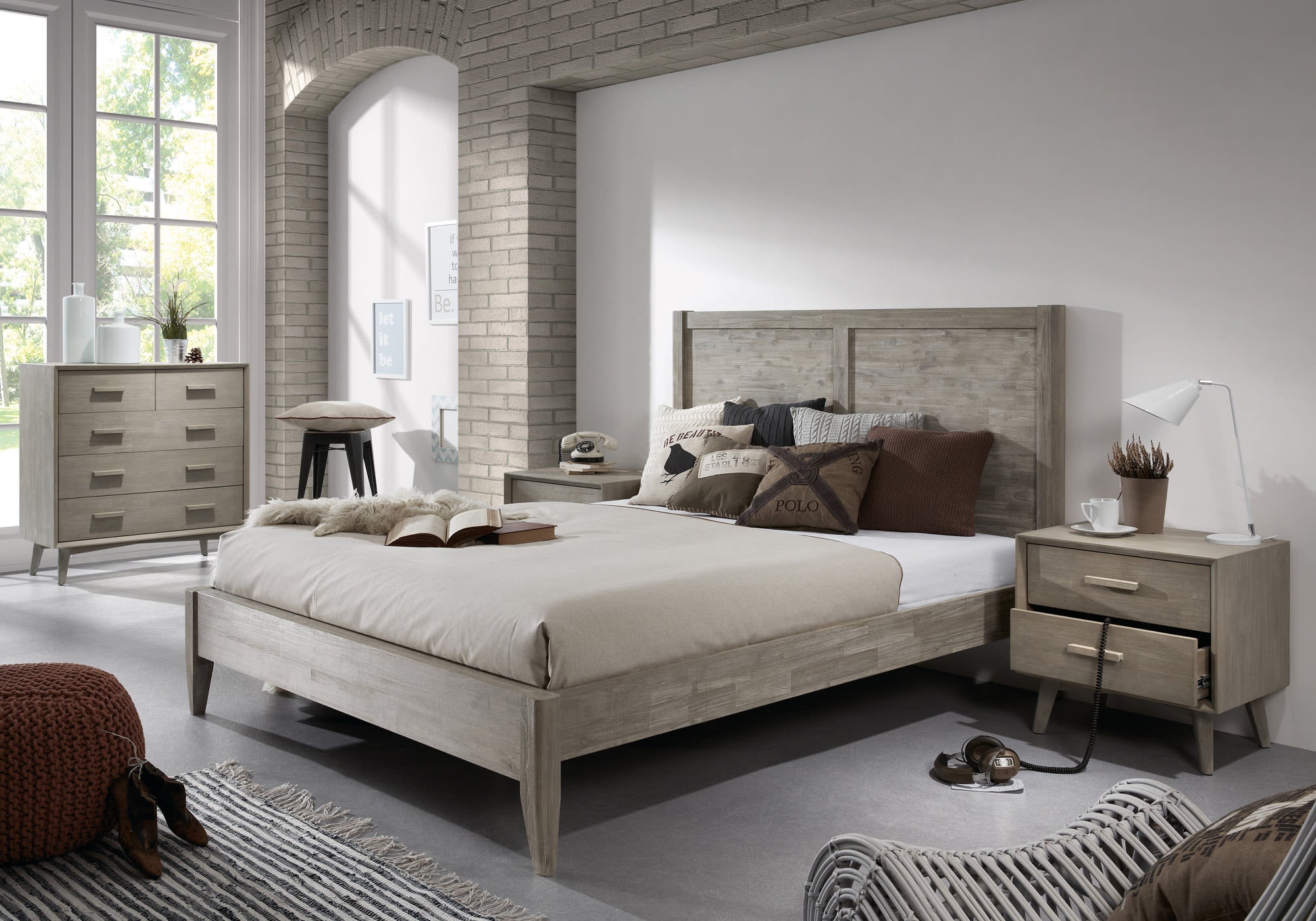 Die weiße Tipir Tischlampe von Kave Home bietet modernes Design und funktionale Beleuchtung für ein stilvolles Zuhause.
